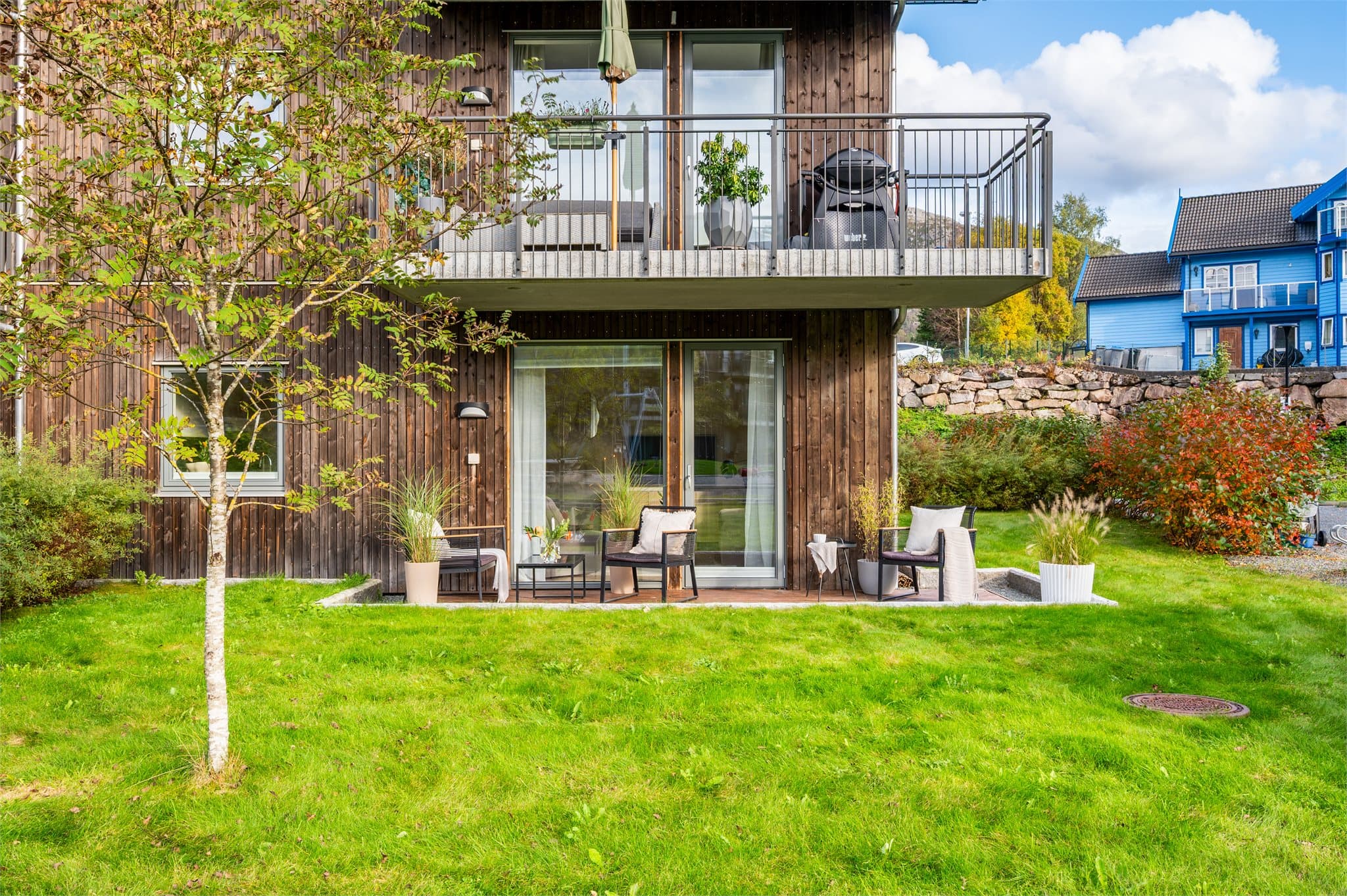 - Delvis overbygget balkong som gjør bruksmulighetene betraktelig større, og utemøblement kan stå ute store deler av året -