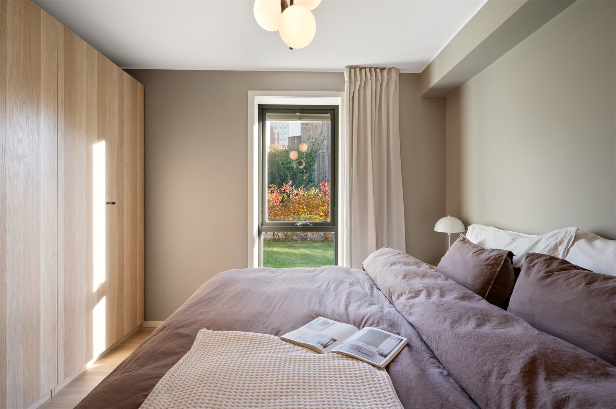 - Stor garderobeløsning som gir god plass for oppbevaring -