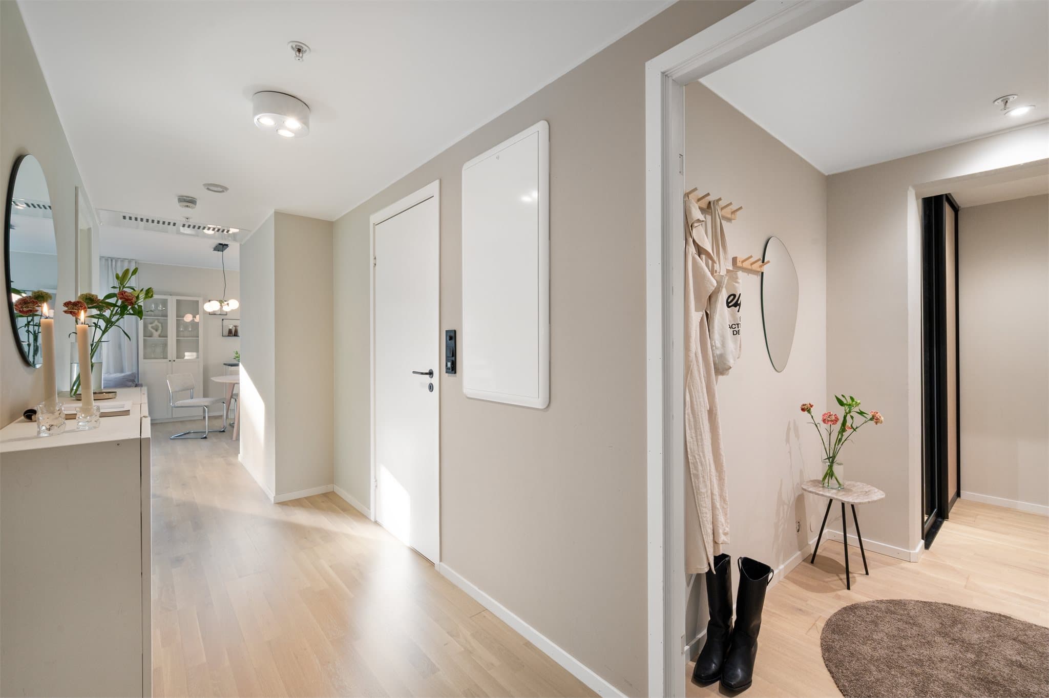 - Merk garderobeløsning i nisje -