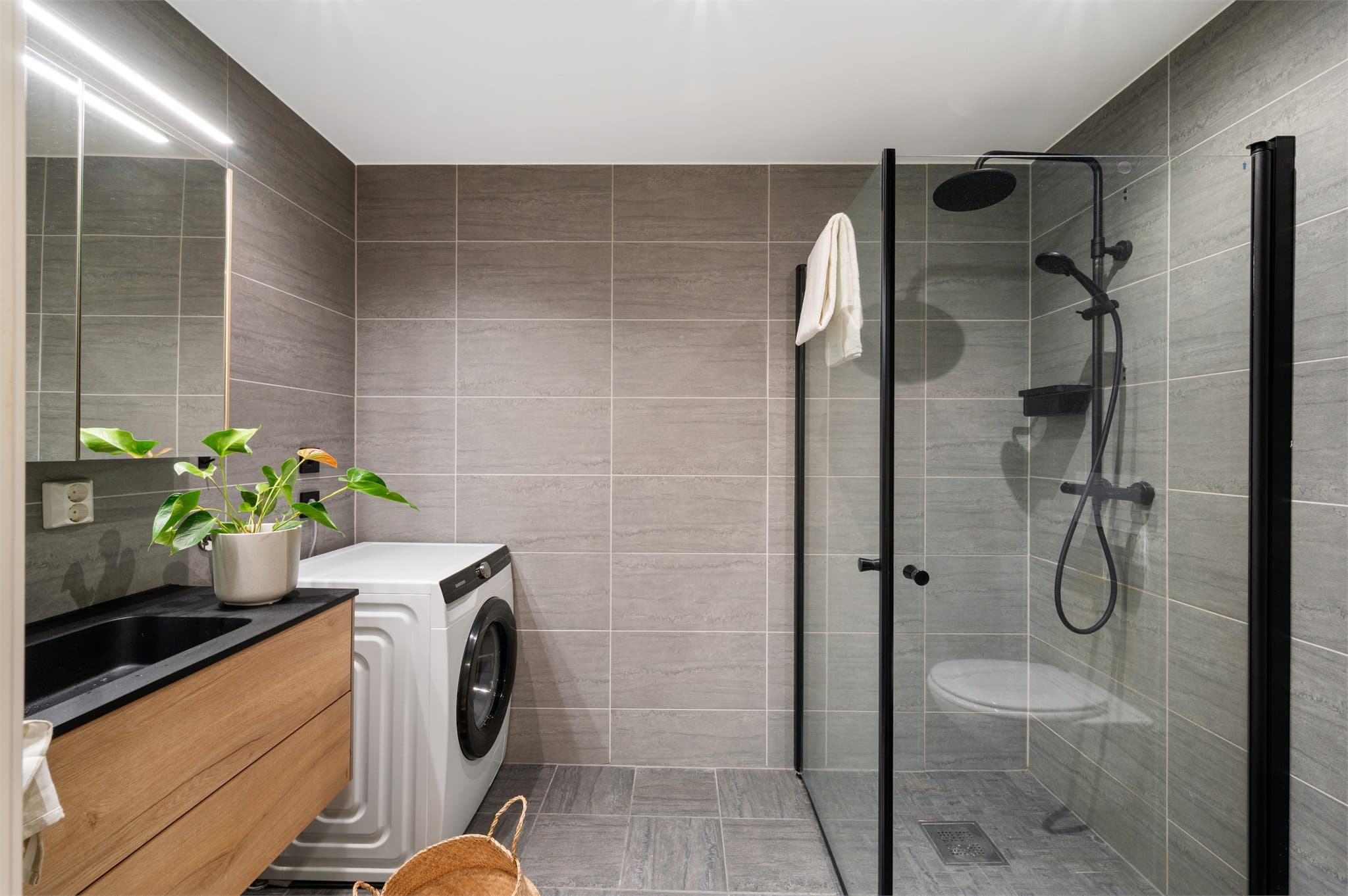 - Flott helfliset bad med behagelig varme i gulv -