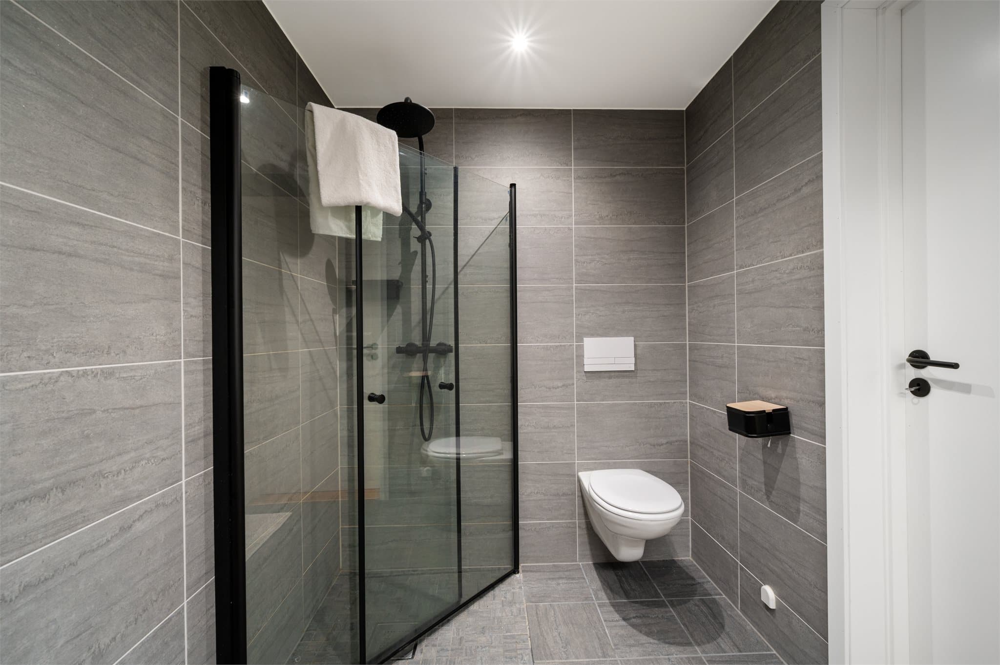 - Badet måler 4,6m² -