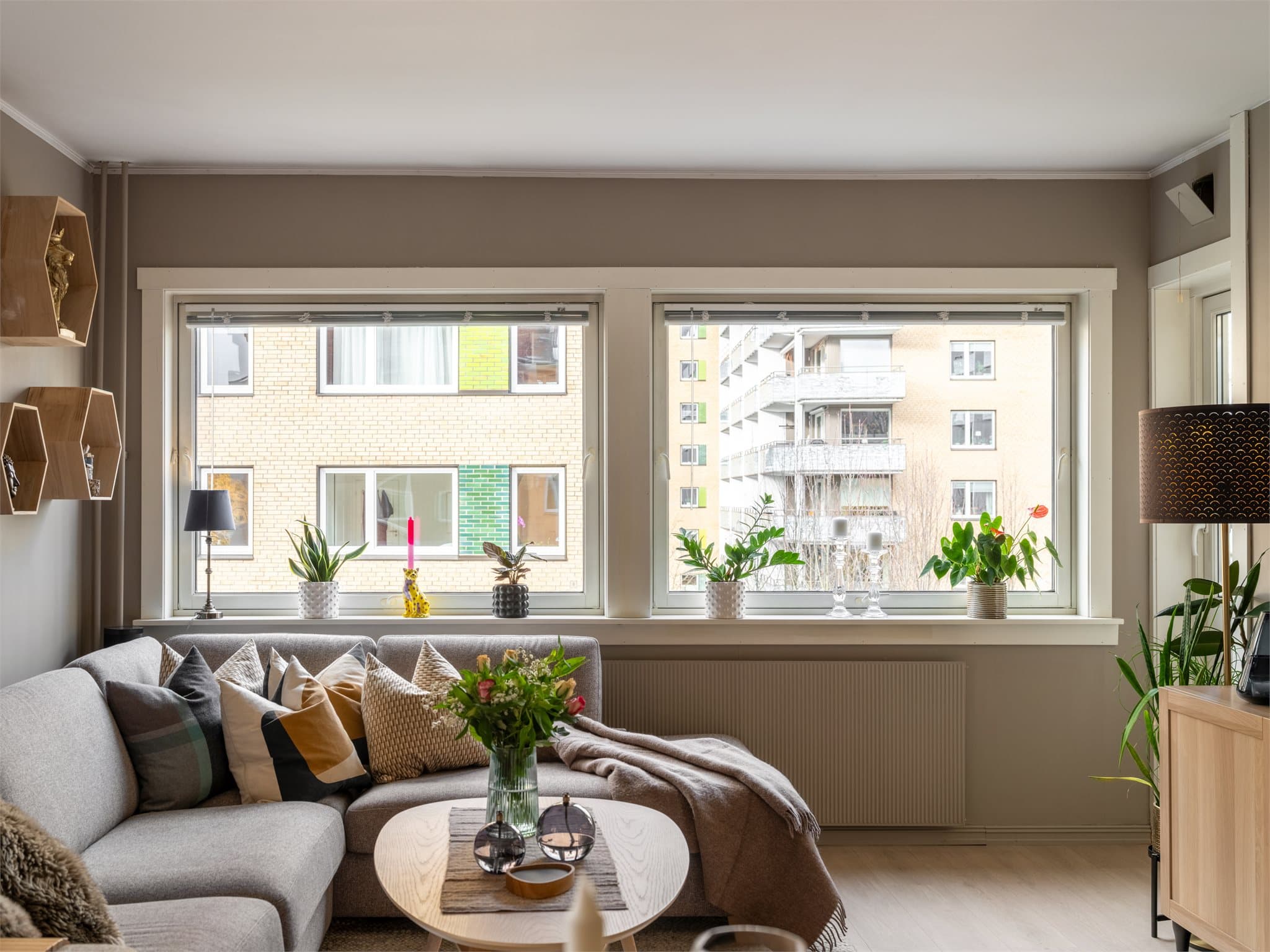 Store vindusflater fra 2004 gir rikelig med dagslys og en åpen romfølelse.