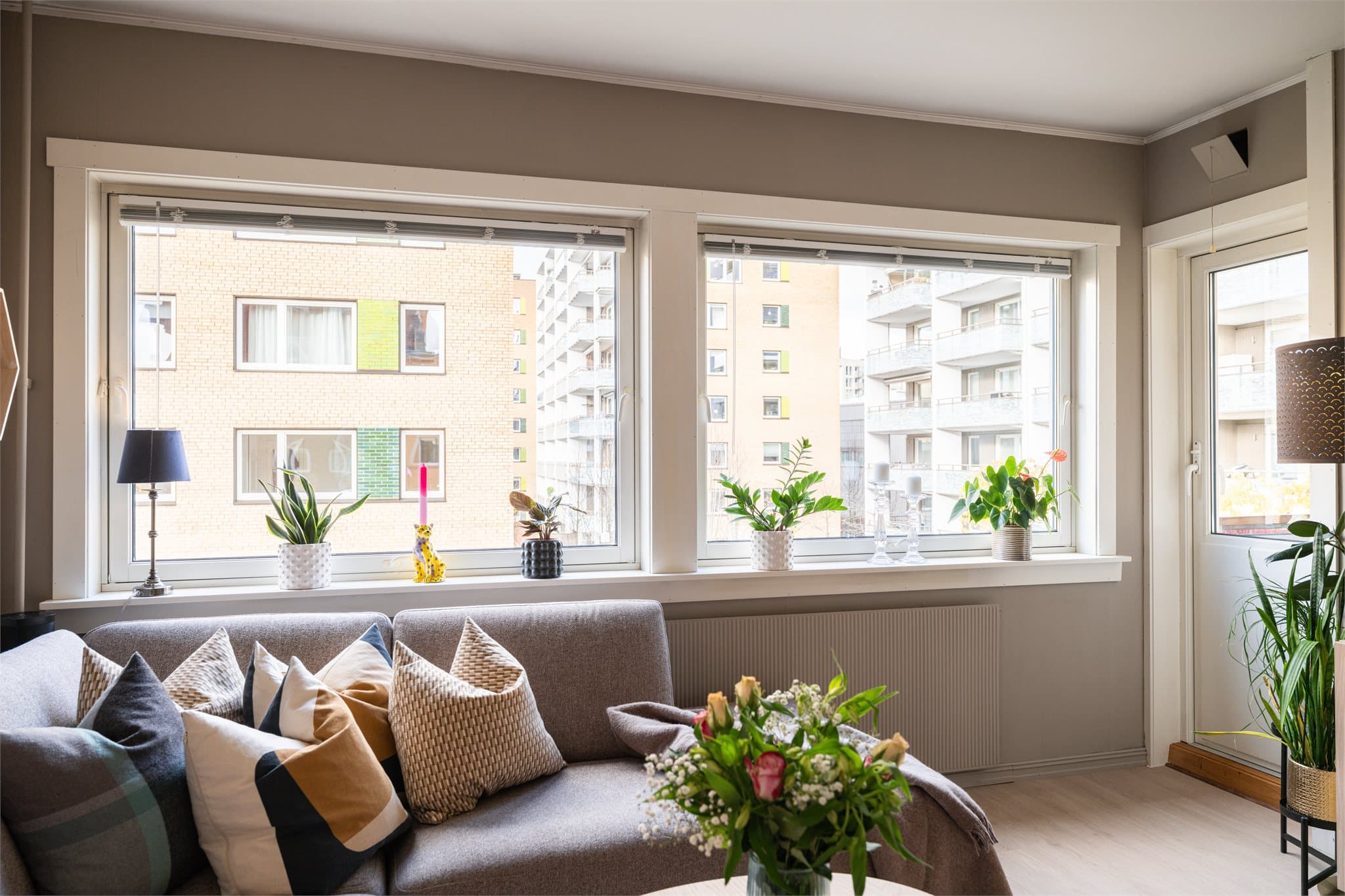 Den malte balkongdøren i tre gir direkte tilgang til uteplassen.