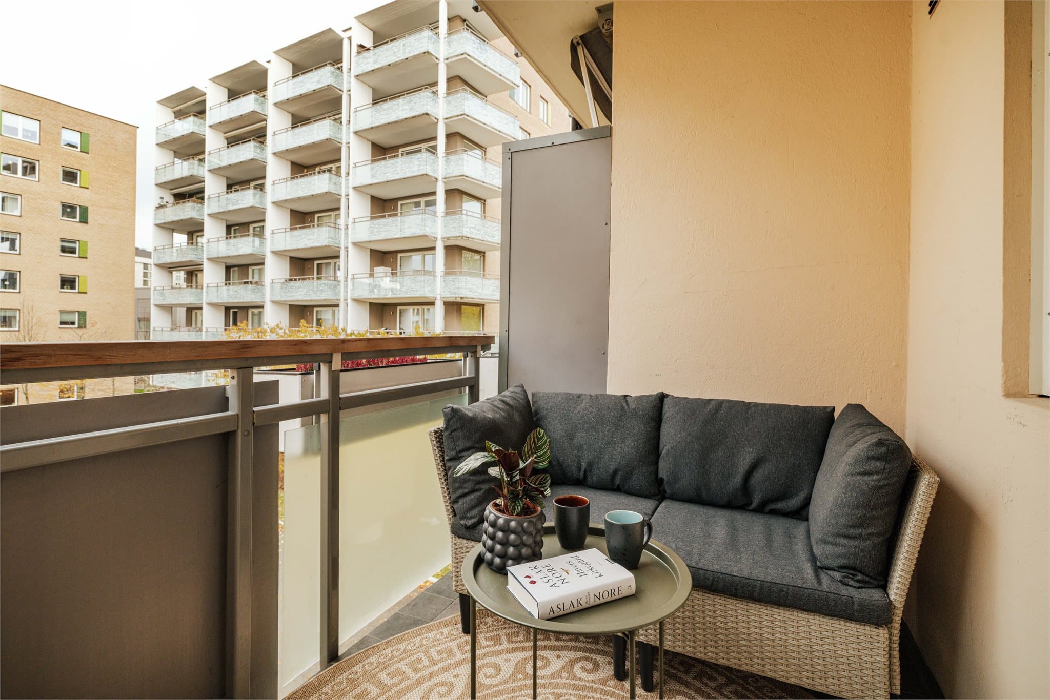 Fra stuen er det utgang til en nordvestvendt balkong på 4 m² med plass til utemøbler.