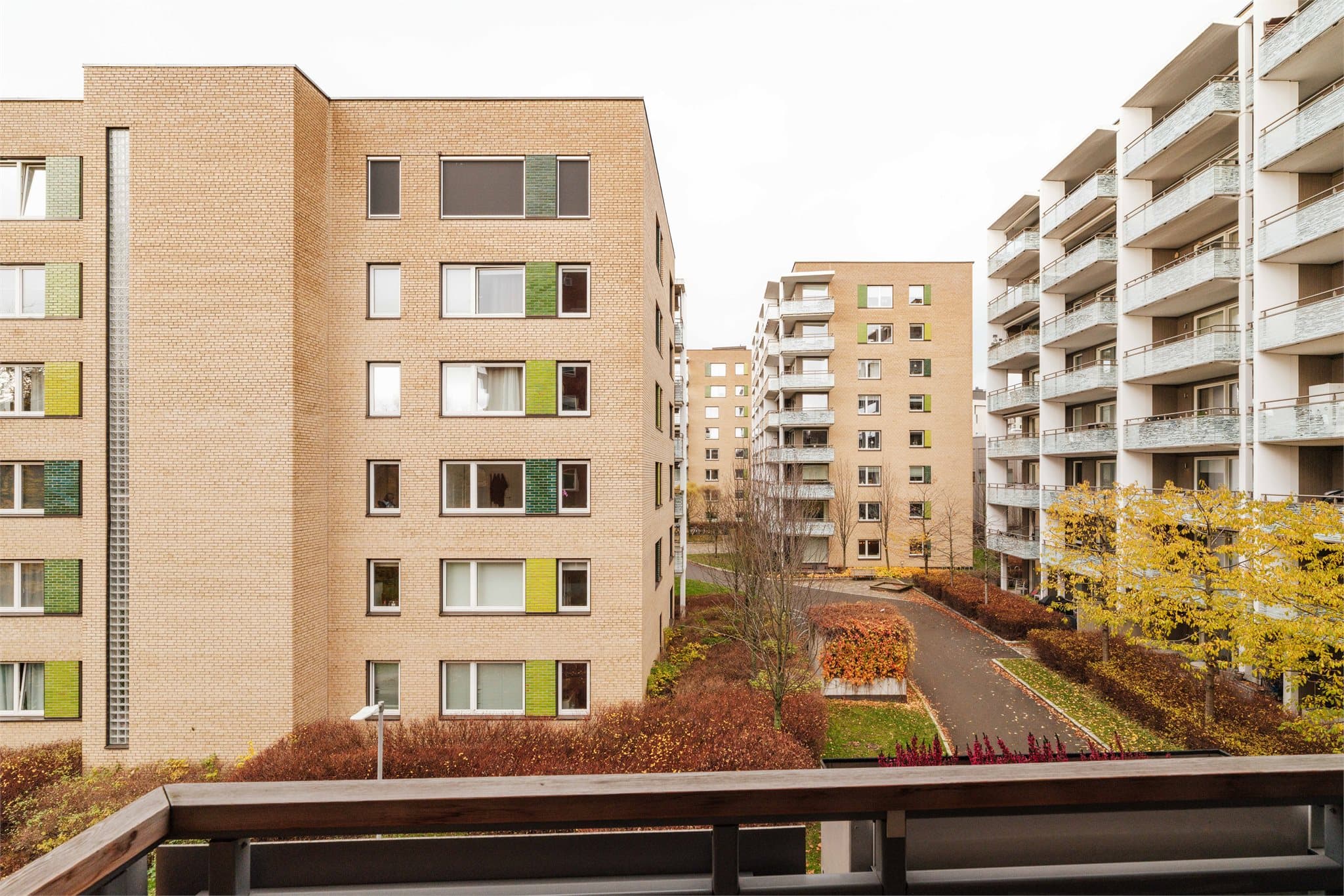 Beliggenheten er ideell for den som ønsker å bo bynært, men samtidig tett på grøntområder.