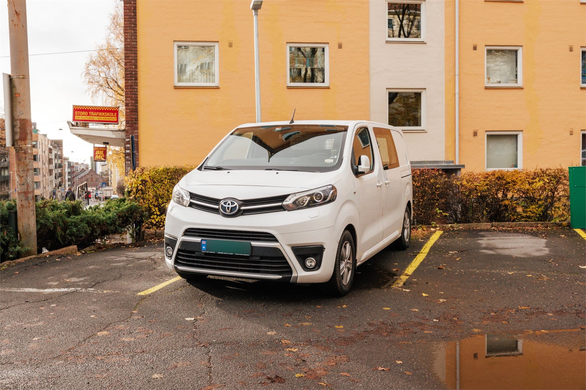 Borettslaget har 35 parkeringsplasser som leies ut etter venteliste.