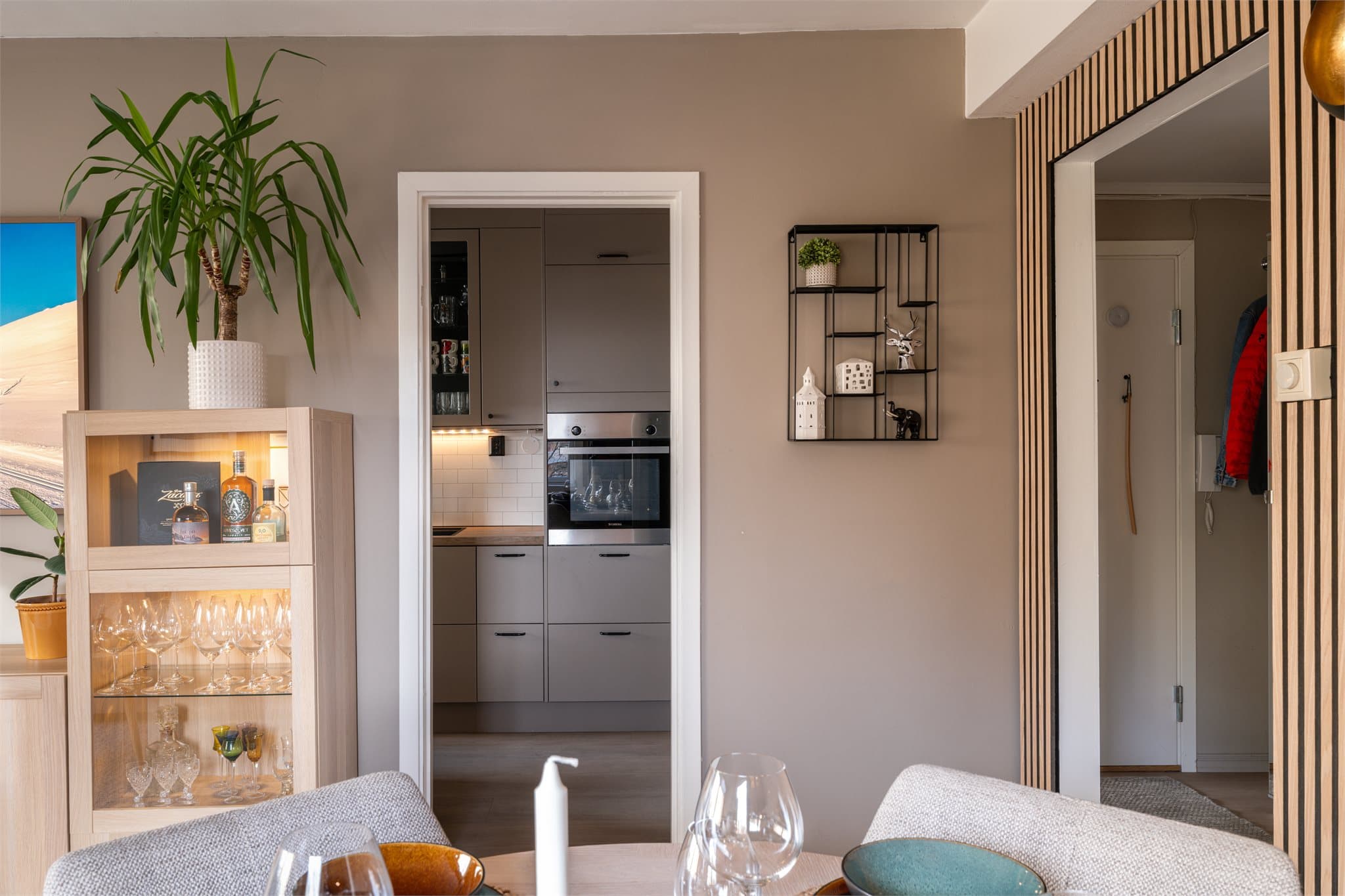 Fra stuen er det en åpen og naturlig overgang til kjøkkenet.