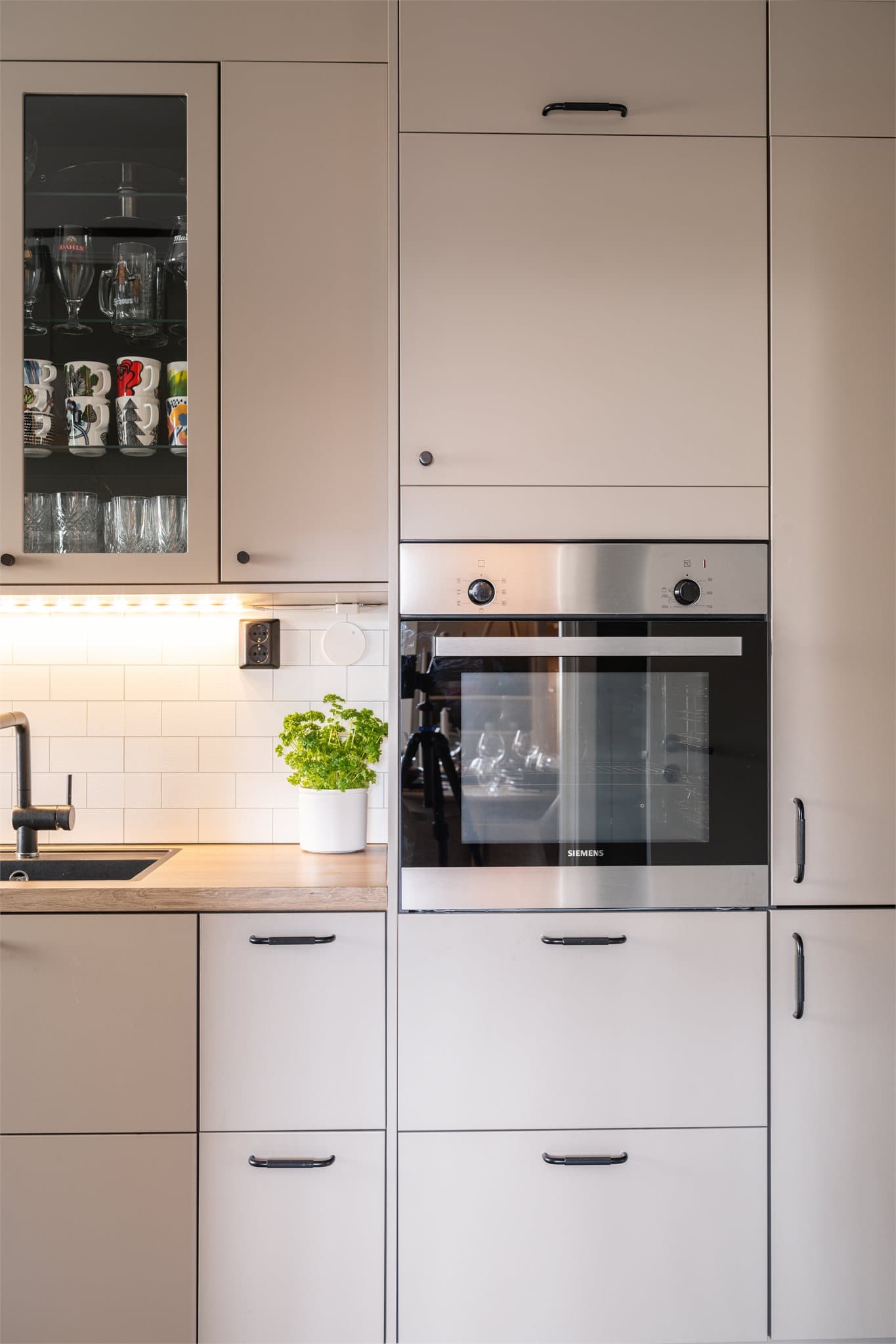 Kjøkkenet er utstyrt med integrerte hvitevarer, inkludert stekeovn, induksjonstopp og oppvaskmaskin.