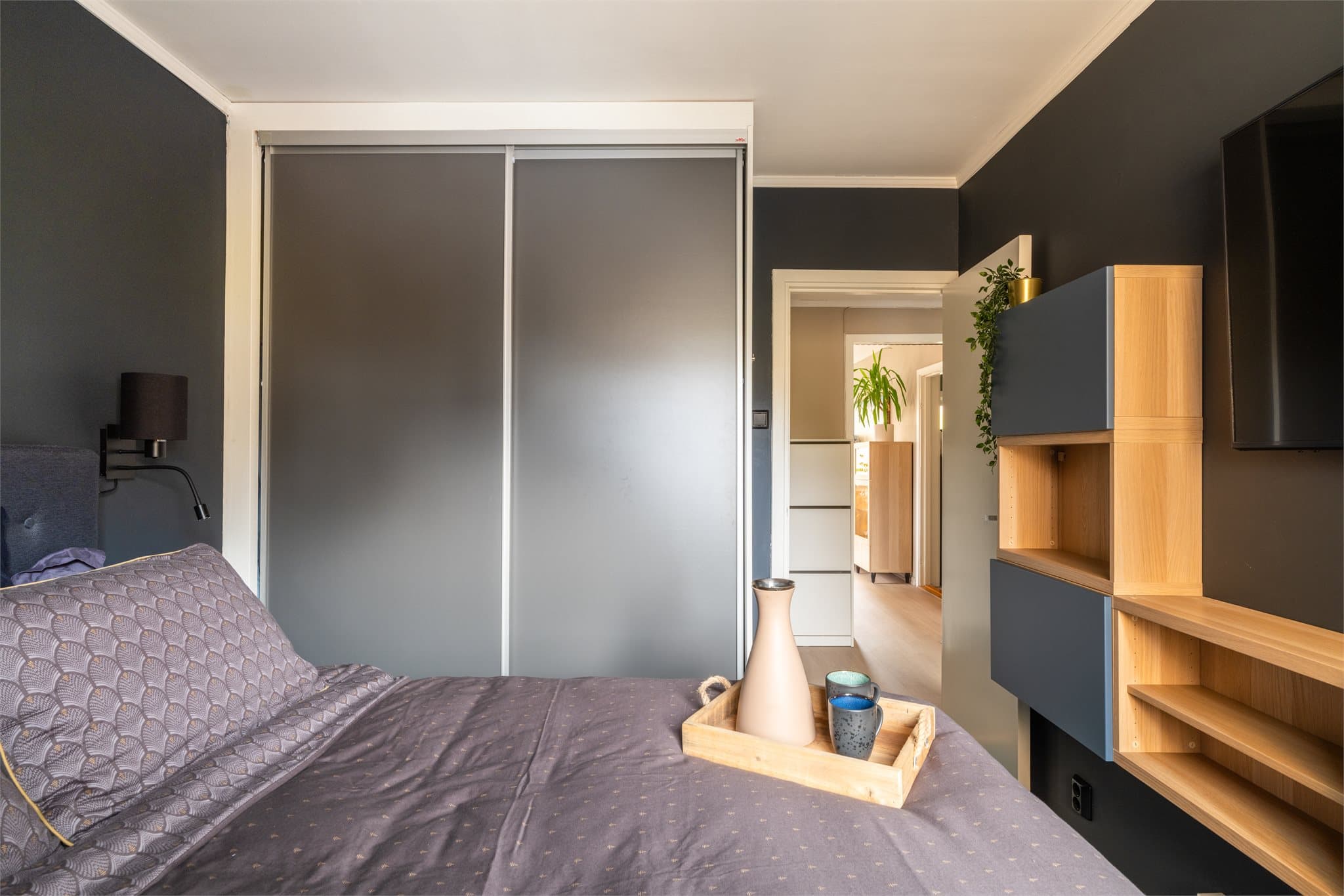 En stor skyvedørsgarderobe fra 2022 sørger for rikelig med oppbevaringsplass.