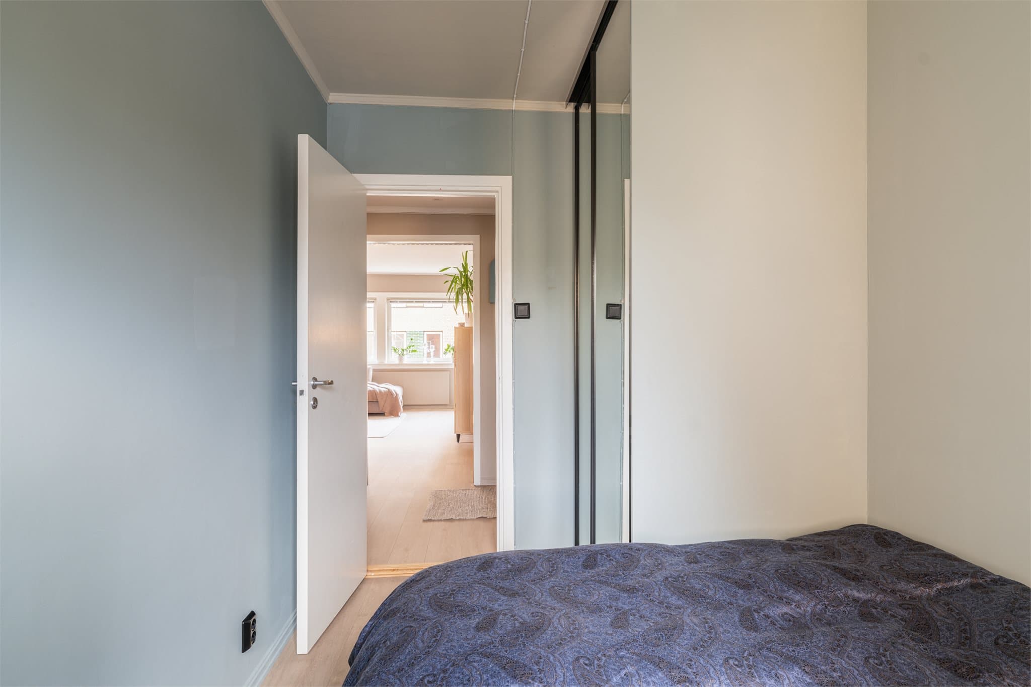 Også her er det en praktisk skyvedørsgarderobe fra 2023 for effektiv oppbevaring.