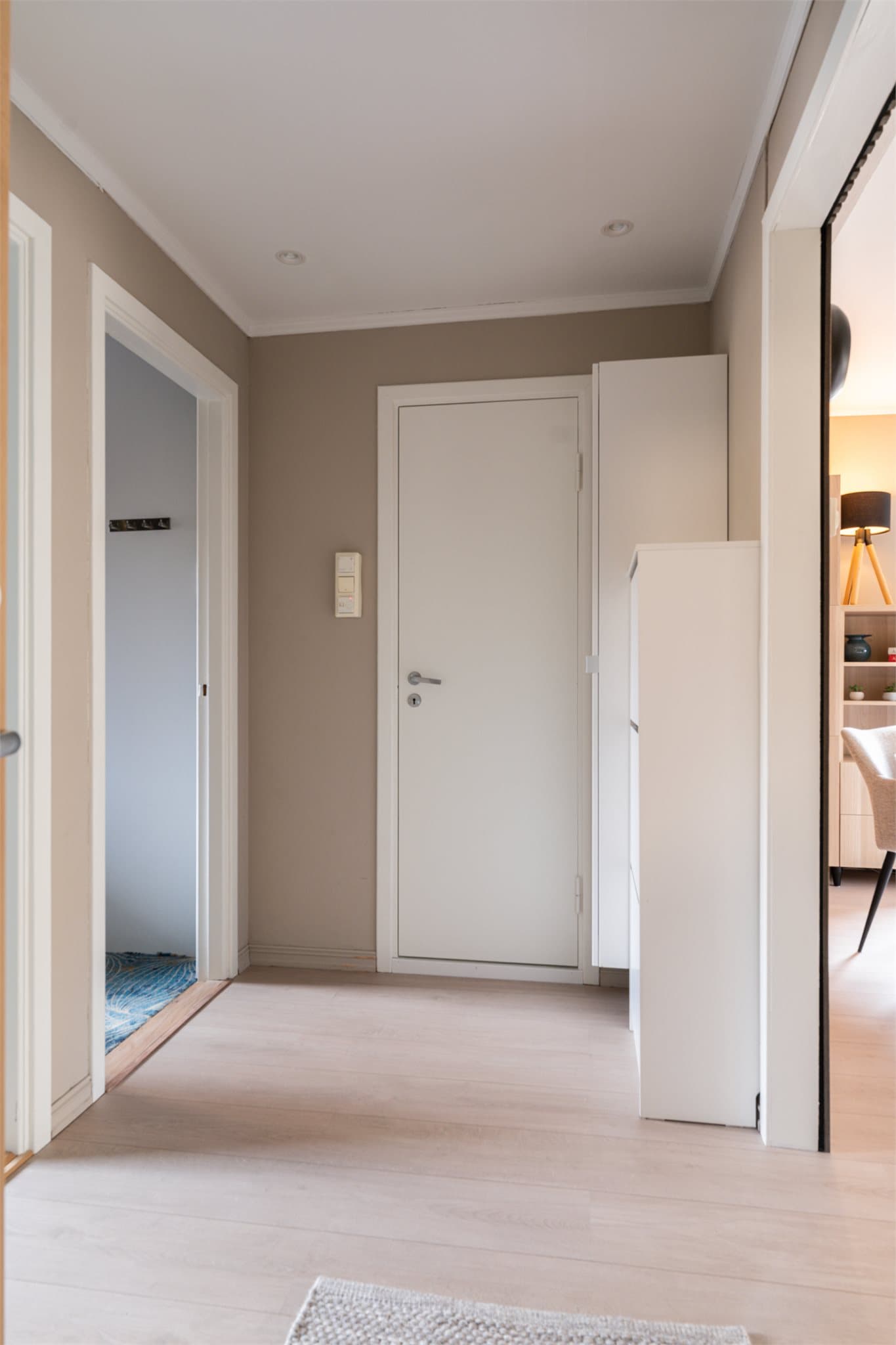 Entréen binder sammen leilighetens rom på en funksjonell måte.