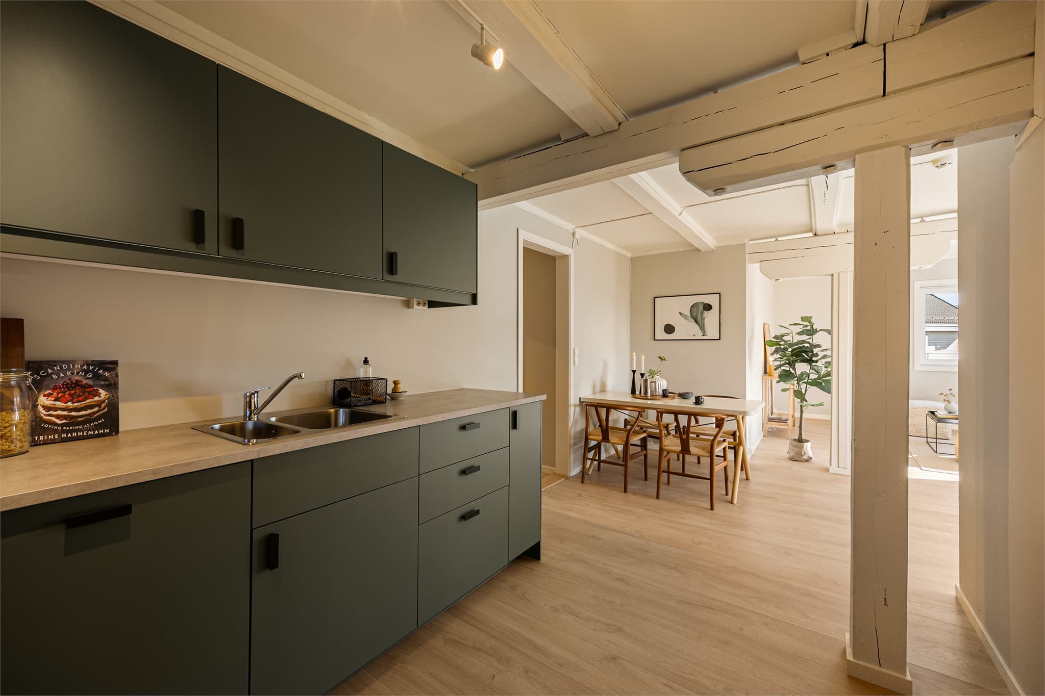 Kjøkkeninnredningen har slette fronter og laminat benkeplate.