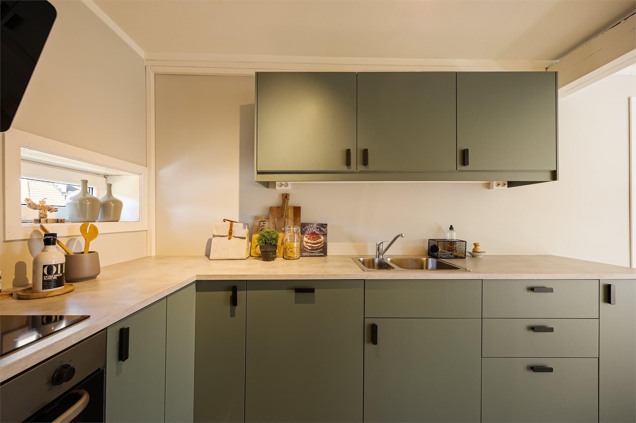 Det er integrert koketopp, stekeovn, oppvaskmaskin og kjøleskap.