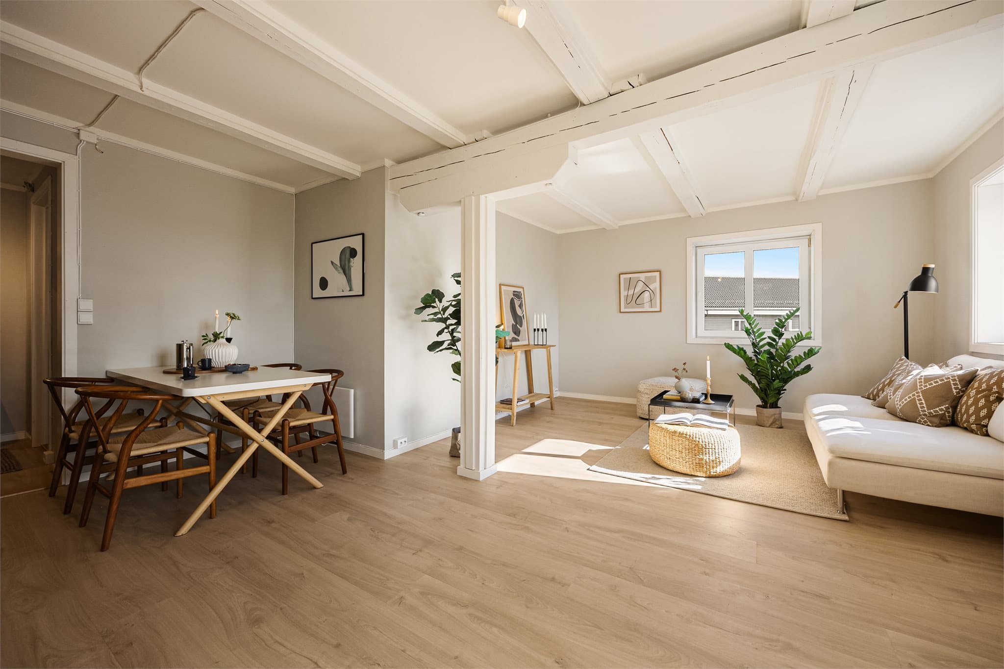 Stuen byr på flere møbleringsmuligheter.