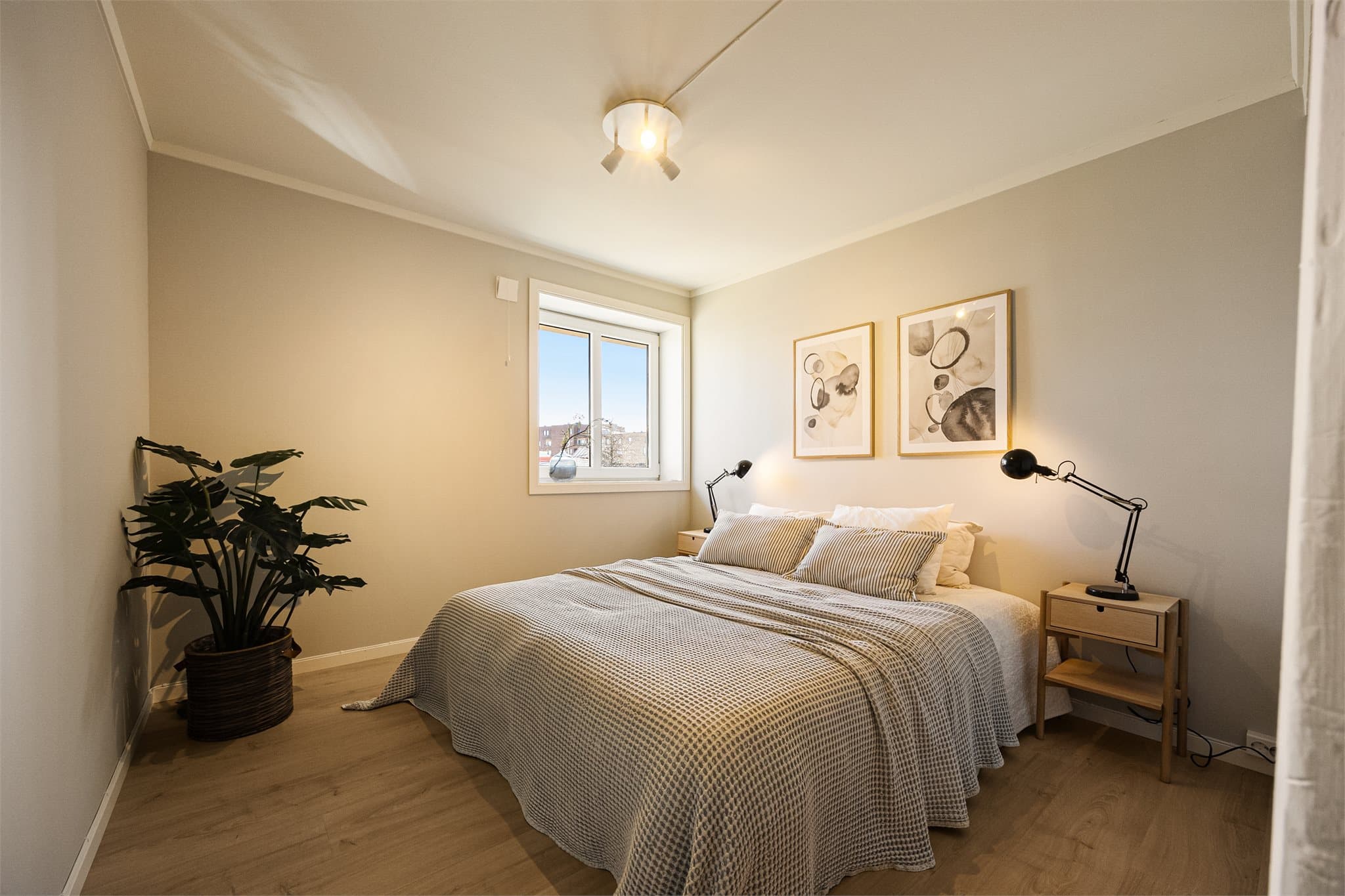 Hovedsoverommet har plass til dobbeltseng med tilhørende møblement.