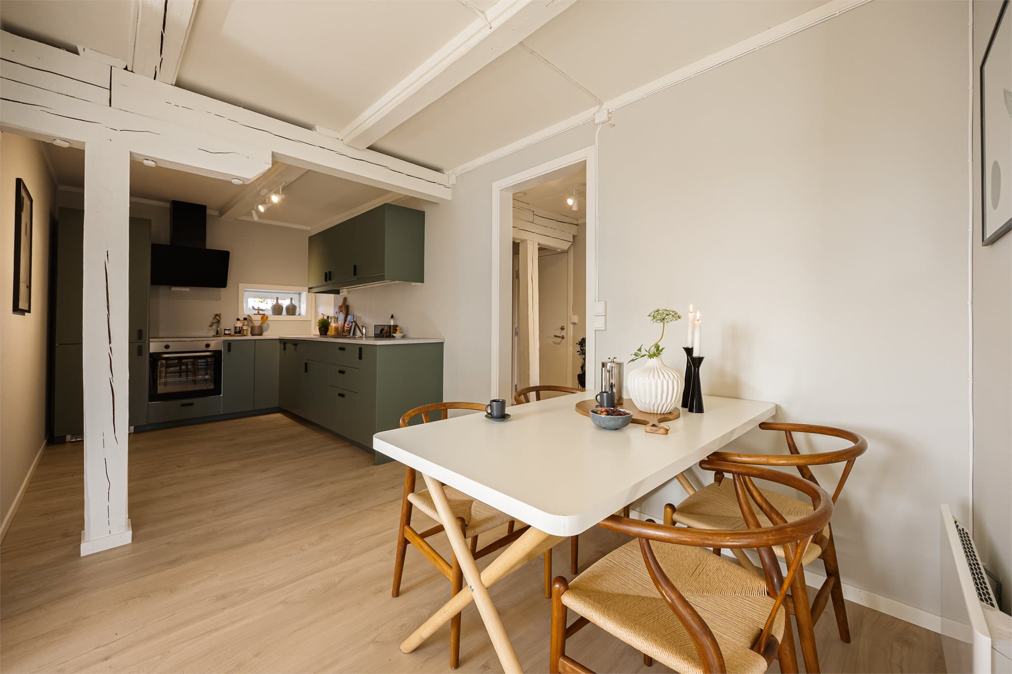 Det er god plass til spisegruppe ved kjøkkenet.