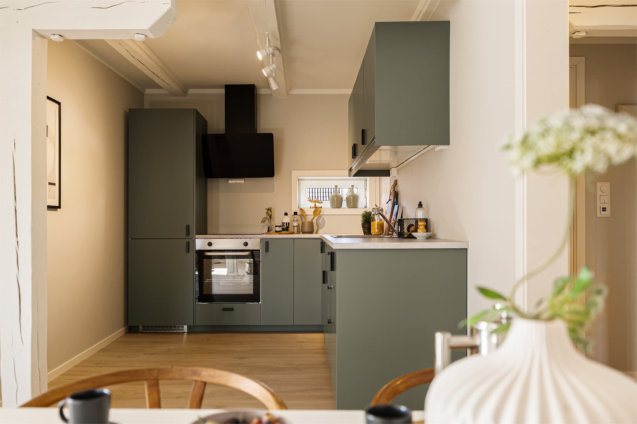 Kjøkken er i åpen løsning mot stuen.