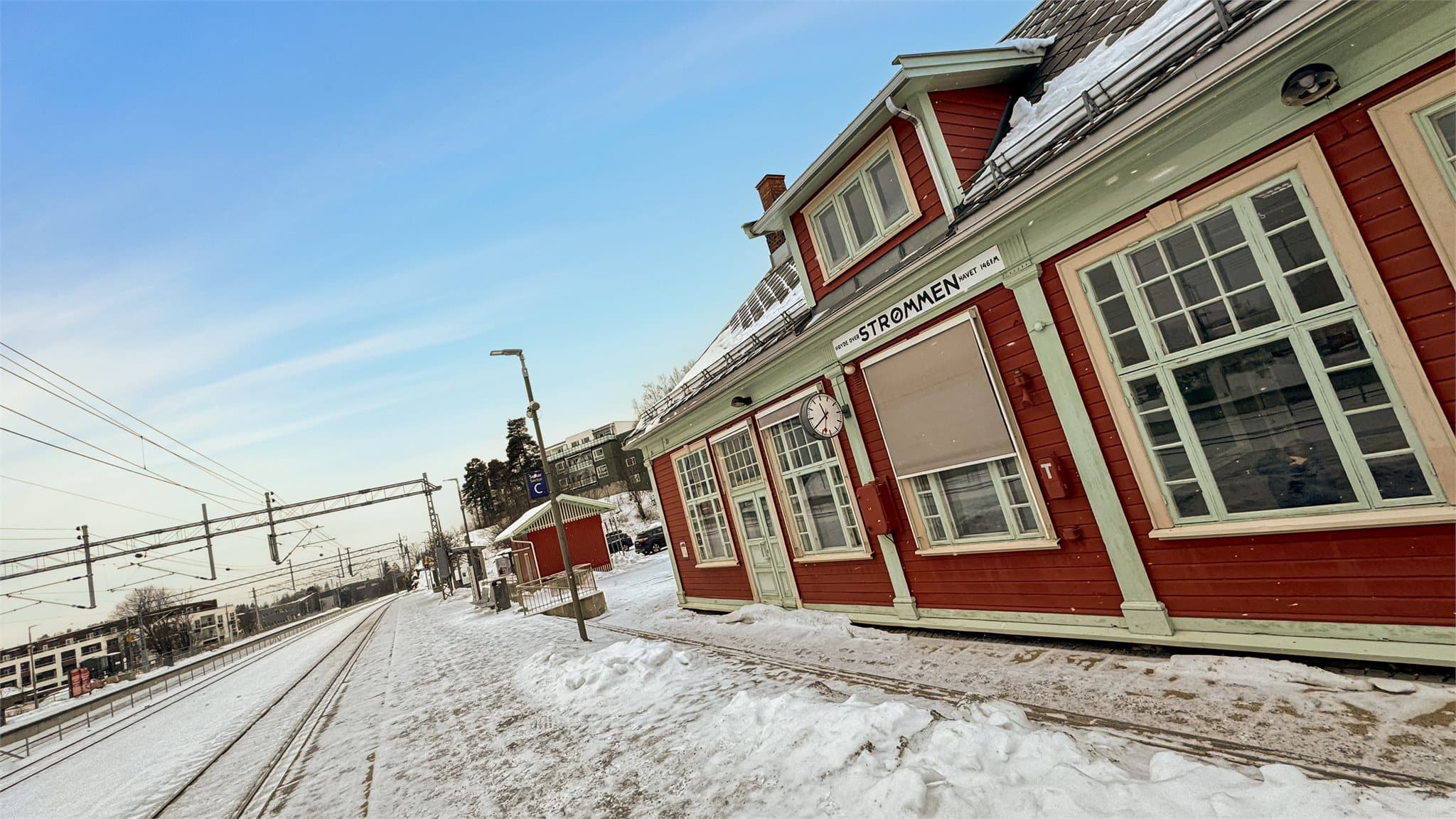 Kort vei til Strømmen togstasjon.