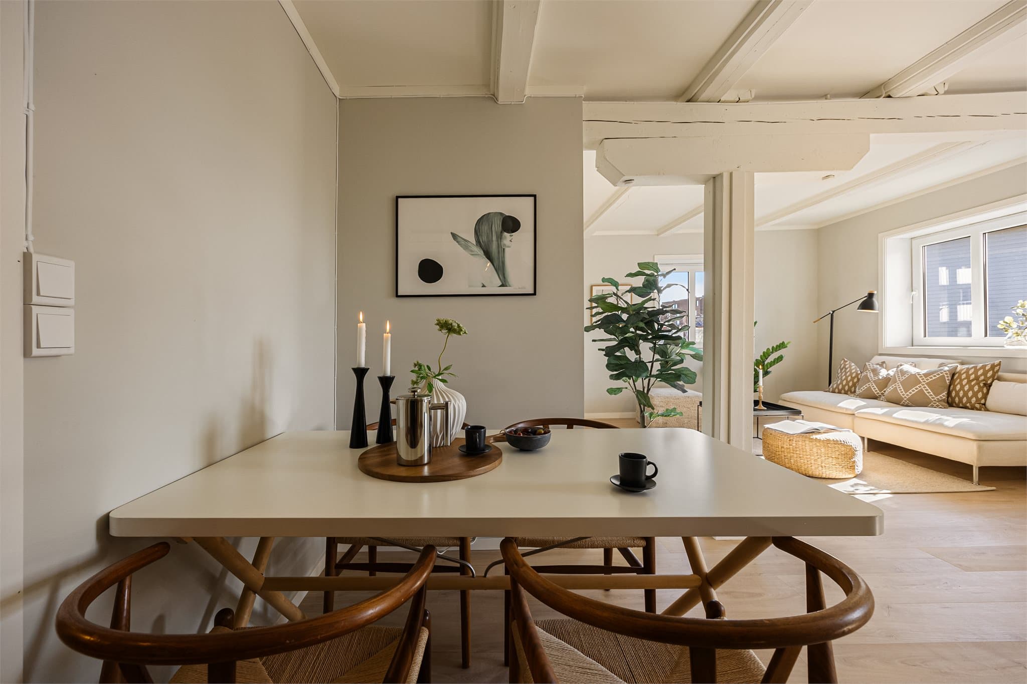 Det er lagt nytt gulv i leiilgheten samt at veggoverflater er malt i tidsriktige fargenyanser.