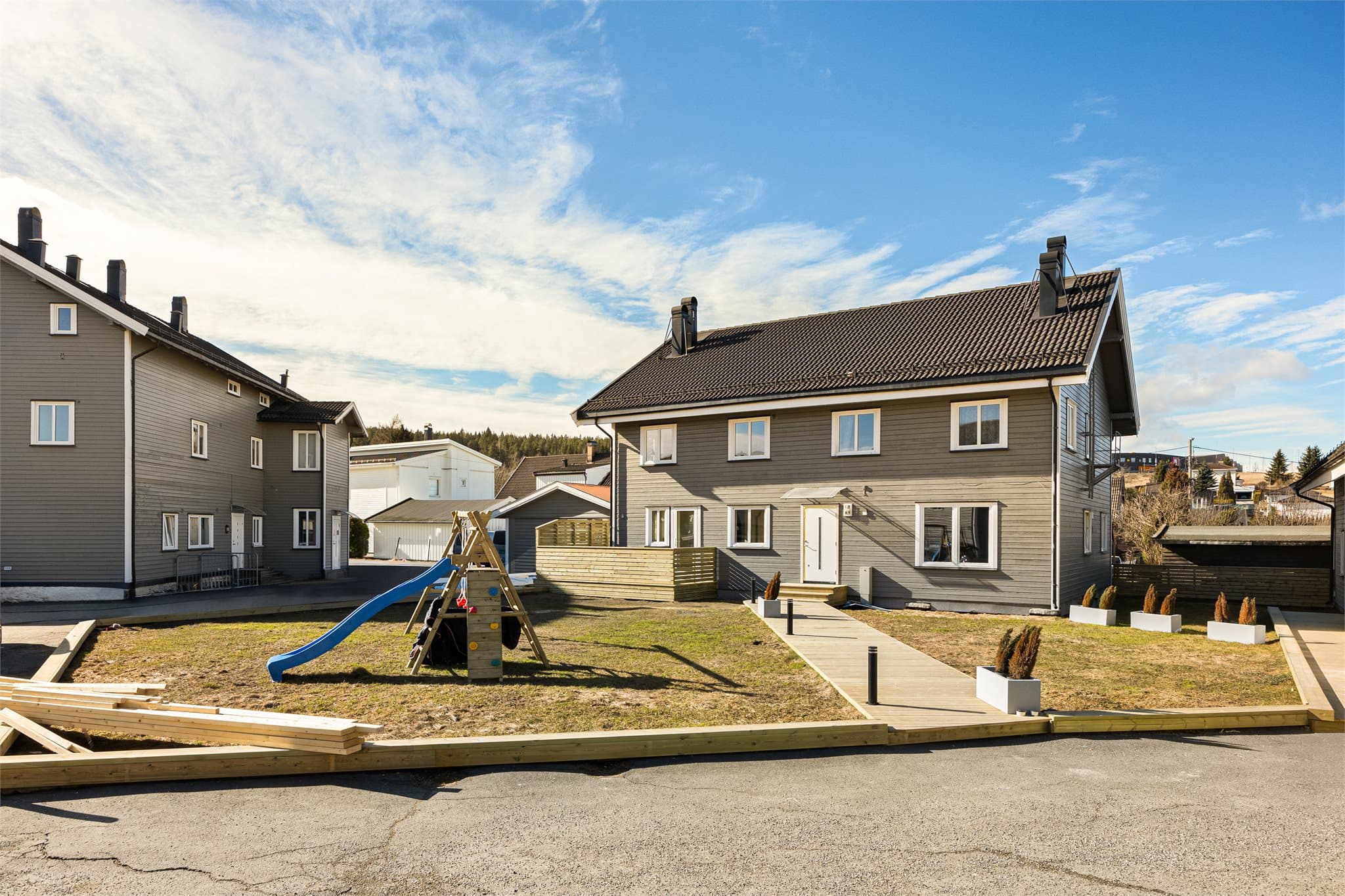 Her bor man på et hyggelig boligtun med sentral beliggenhet på Strømmen.