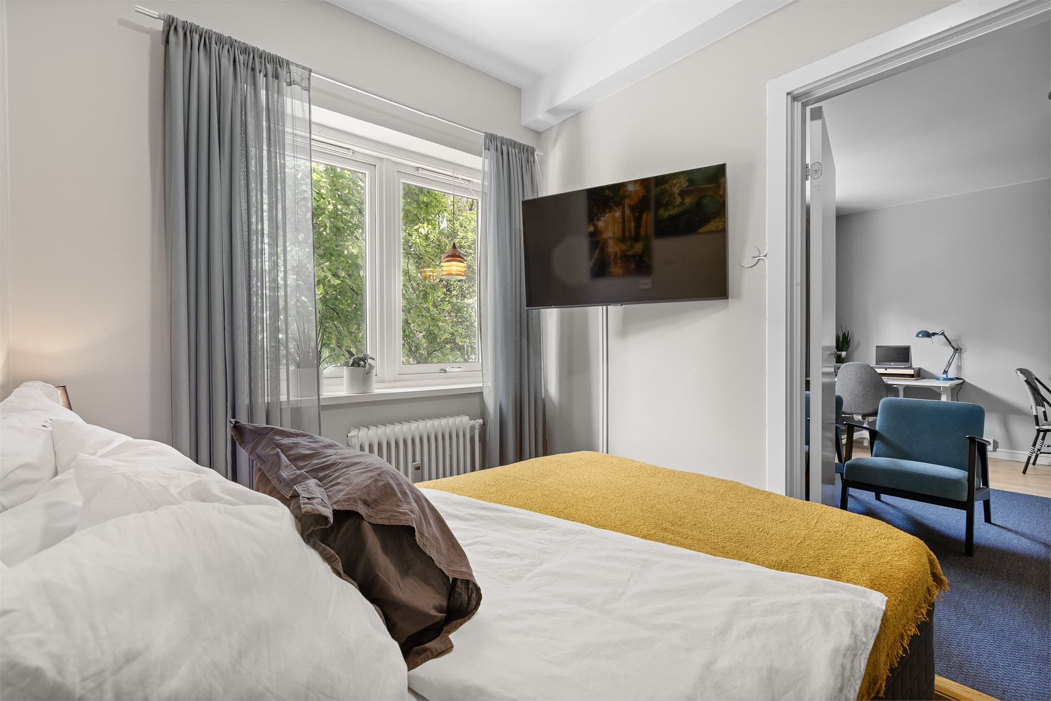 Soverommet er vendt mot rolige omgivelser, og har god plass til dobbeltseng.