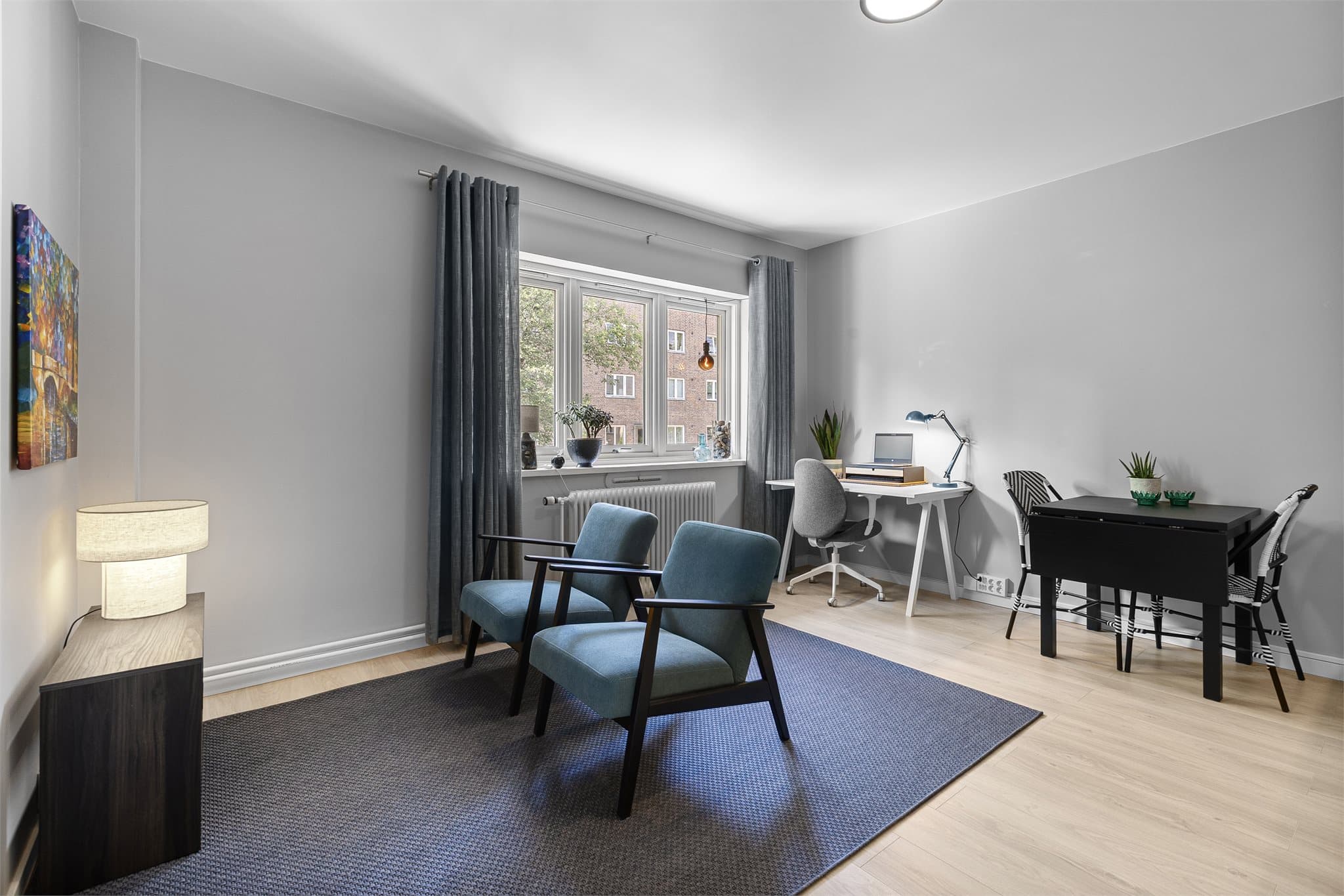 Leiligheten har god takhøyde, og ligger i høy første etasje.