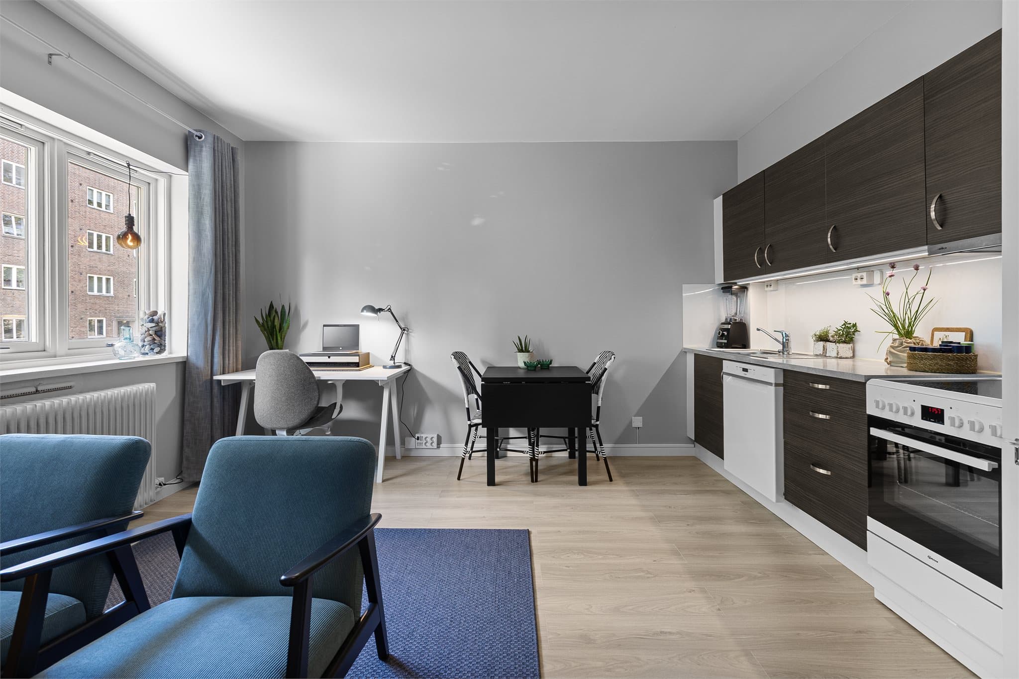 Praktisk planløsning sørger for gode møbleringsmuligheter og soneinndelinger i stuen.