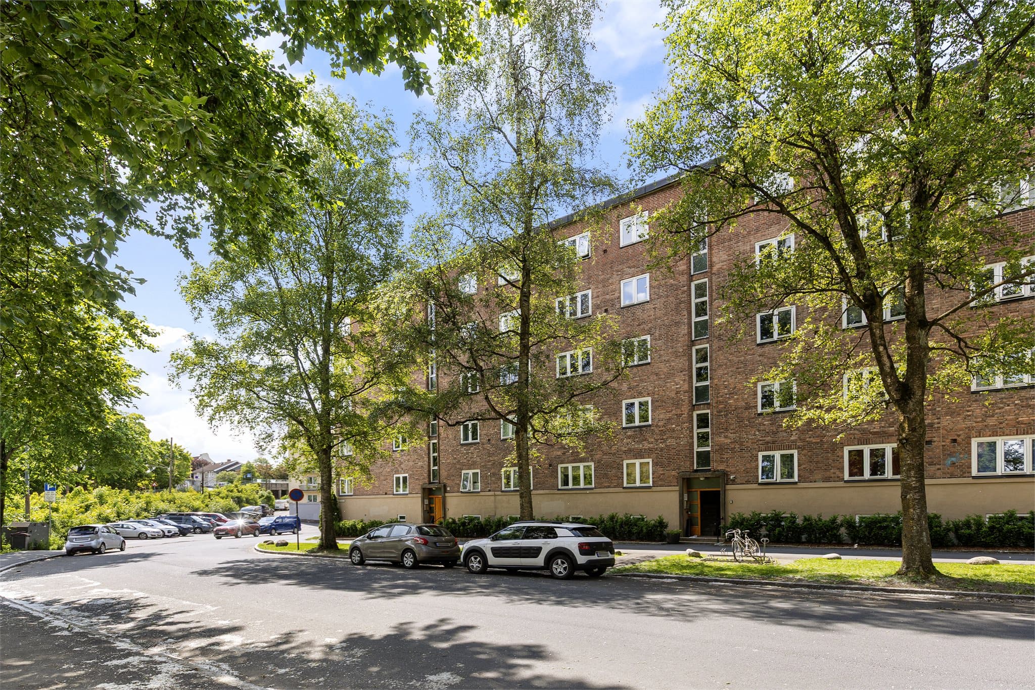 Eiendommen har en attraktiv beliggenhet i et populært, sentralt og tilbaketrukket boligområde på Sinsen i Oslo.