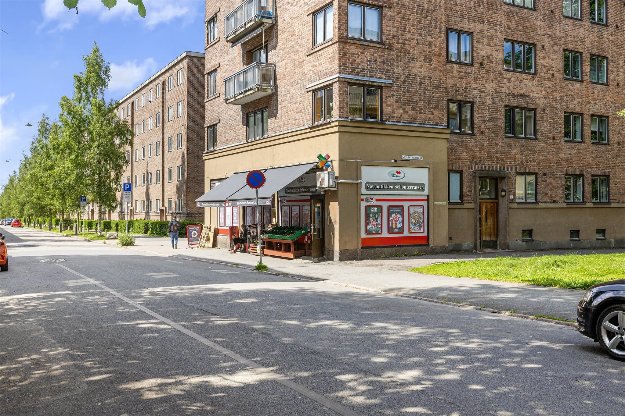 Dagligvarebutikker som Bunnpris, Nærbutikken og Kiwi ligger i nærheten, og både Carl Berner og Nye Løren Torg byr på et godt utvalg av butikker, serveringssteder og tjenester.