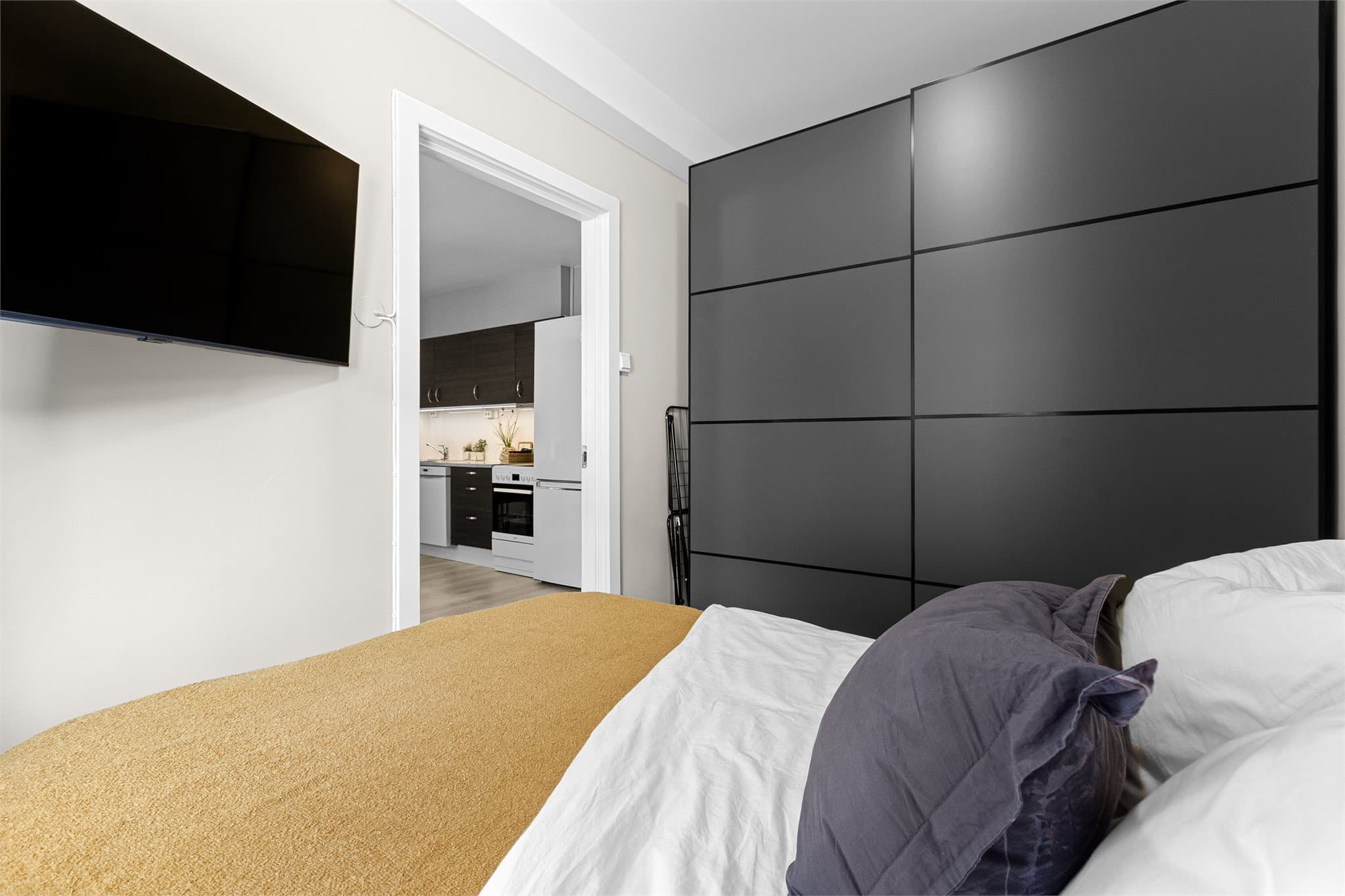 Soverommet har rikelig med oppbevaringsplass.