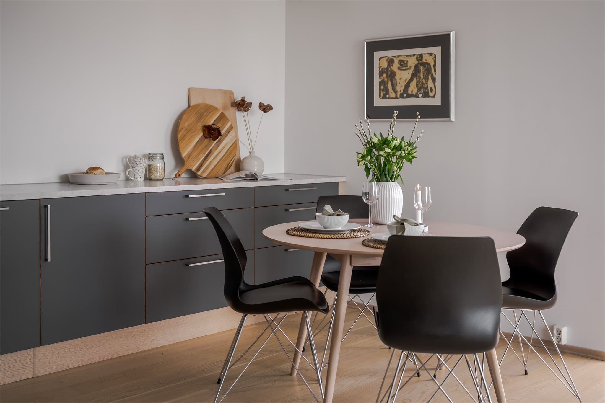 Stuen måler hele 30 kvm og kan enkelt innredes med både spisegruppe og sofakrok.