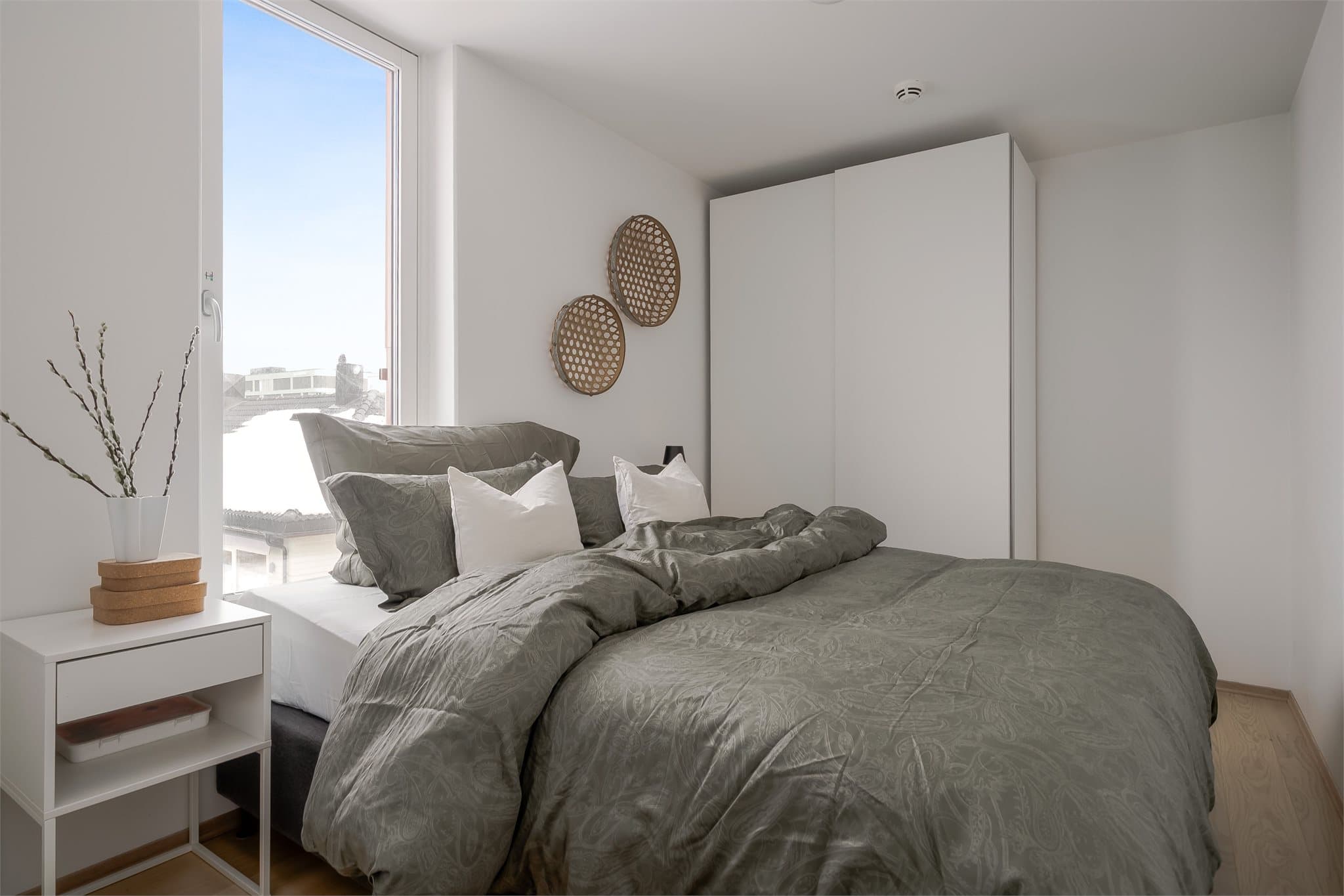 Hovedsoverommet måler 9,5 kvm og har god plass til både dobbeltseng og stor garderobeløsning.