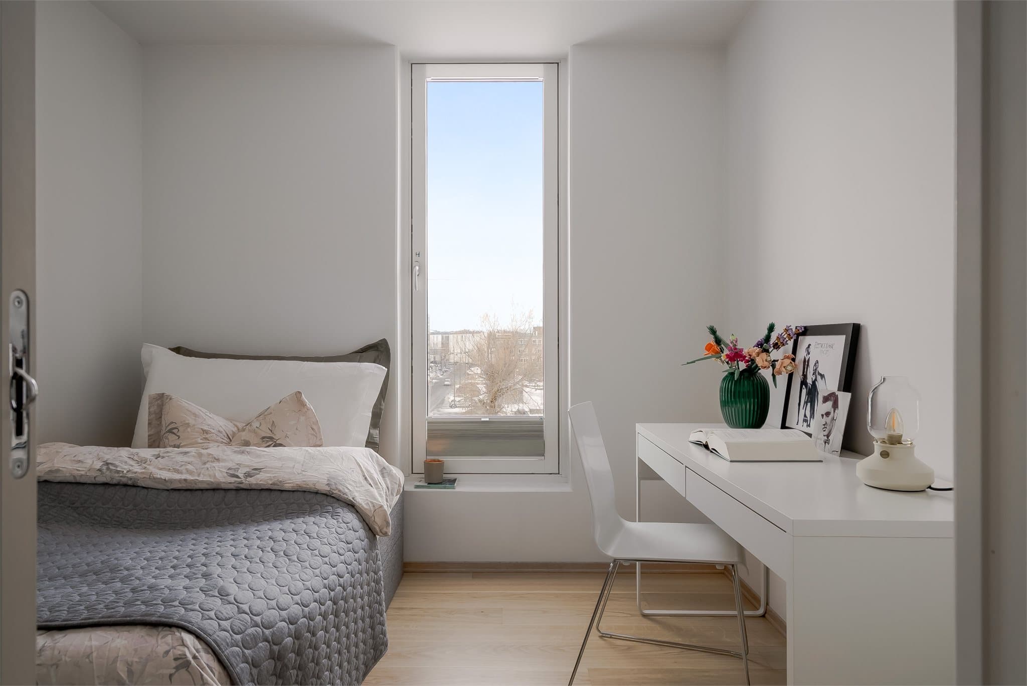 Soverom 2 har et areal på 6,5 kvm. Begge soverommene er malt i lyse farger, noe som gir fleksibilitet og gjør det enkelt å tilpasse innredningen etter egne ønsker.