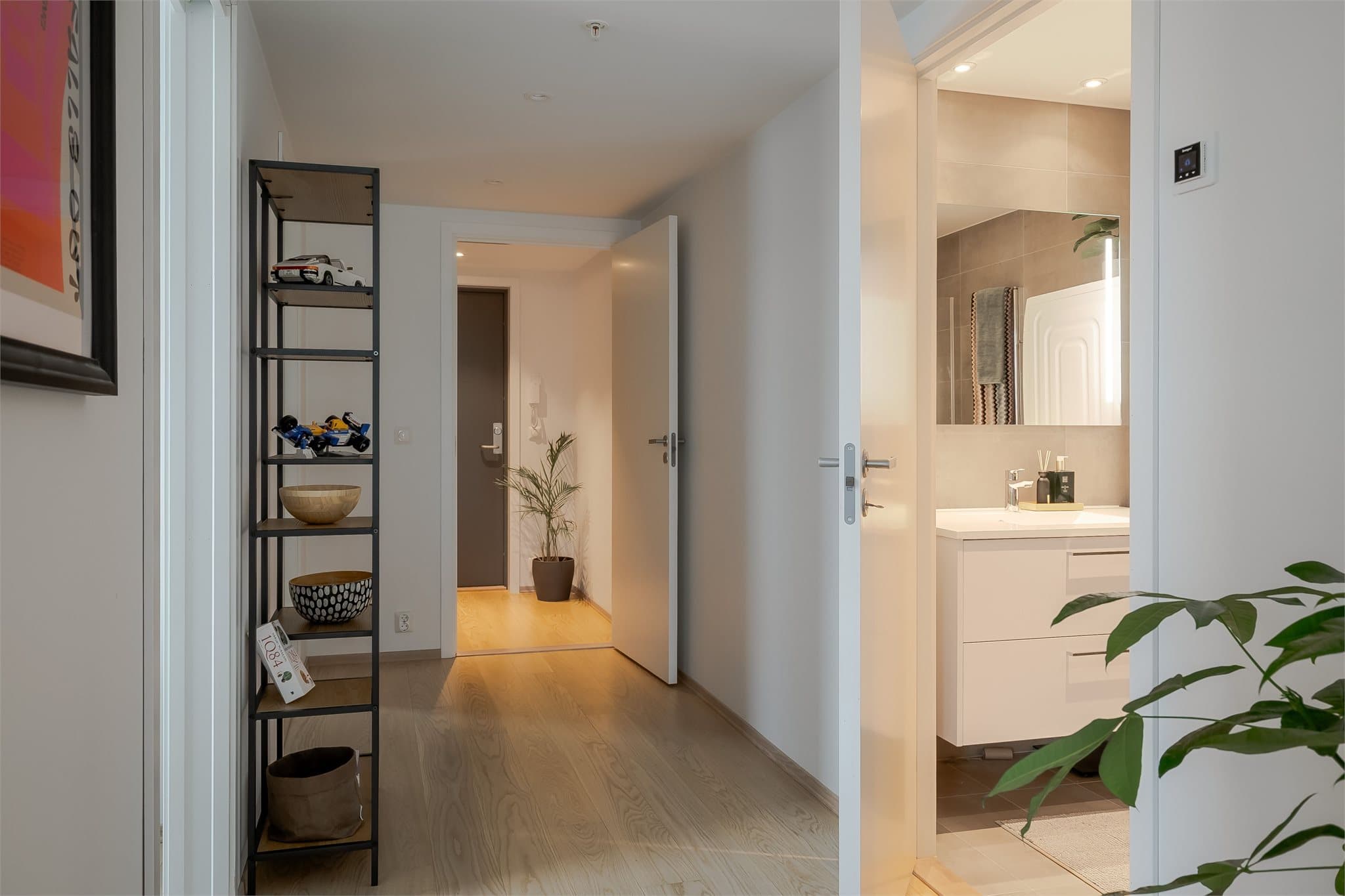 Gangområdet mellom rommene er romslig og gir mulighet for praktisk møblering.