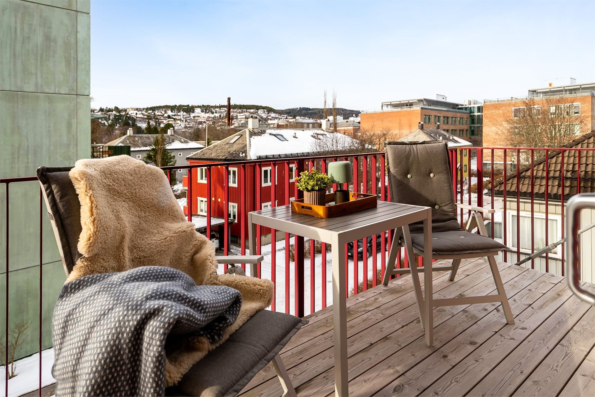 Balkongen kan enkelt innredes med ønsket utemøblement. Her kan du nyte varme dager i sommerhalvåret.