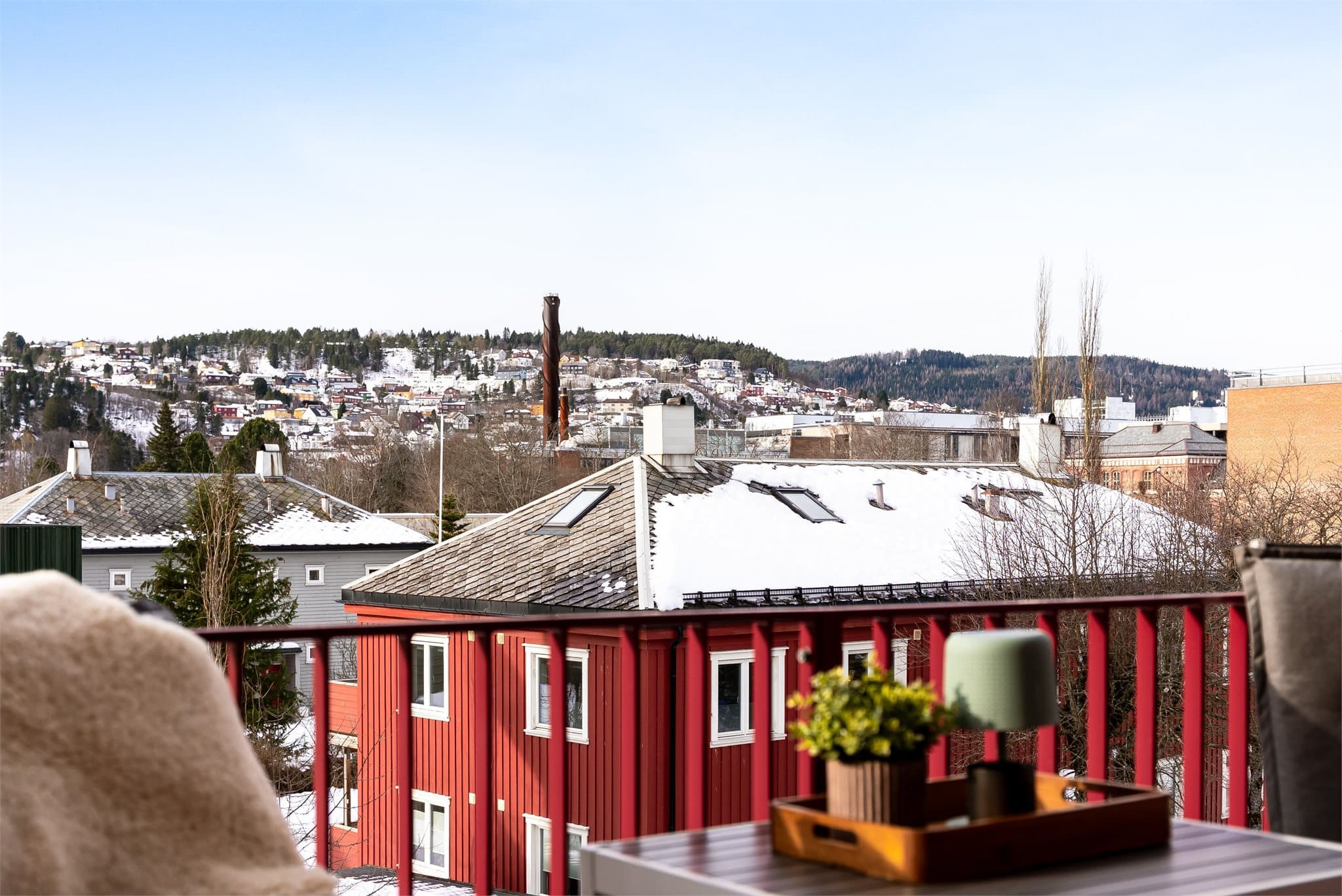 Det er kort vei til Trondheim sentrum, med et bredt utvalg av butikker, restauranter og servicetilbud.