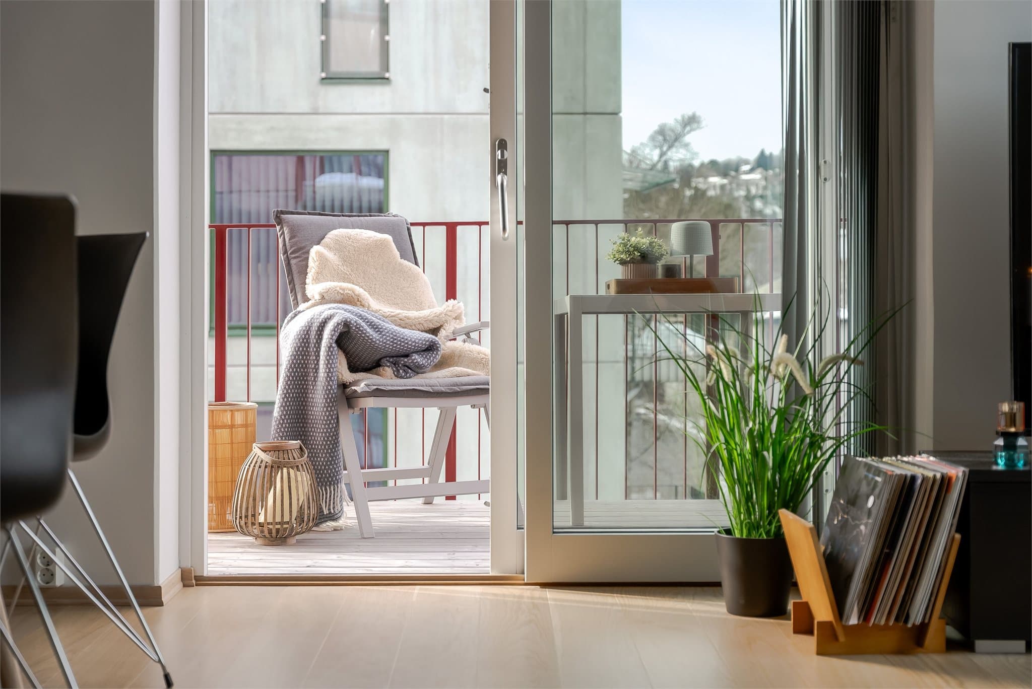 Fra stuen har man utgang til en flott balkong på ca. 6,5 kvm vendt mot sørvest.