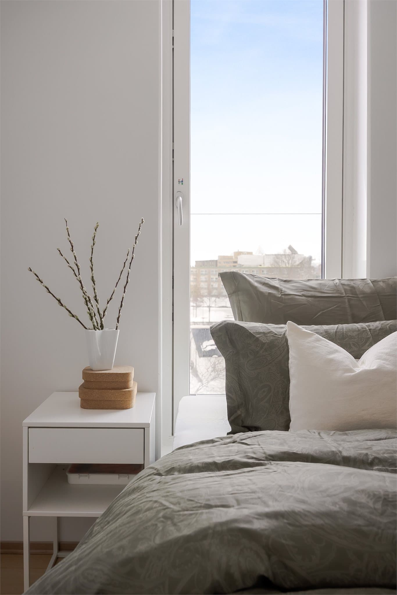 Den store vindusflaten sørger for rikelig med naturlig lysinnslipp.