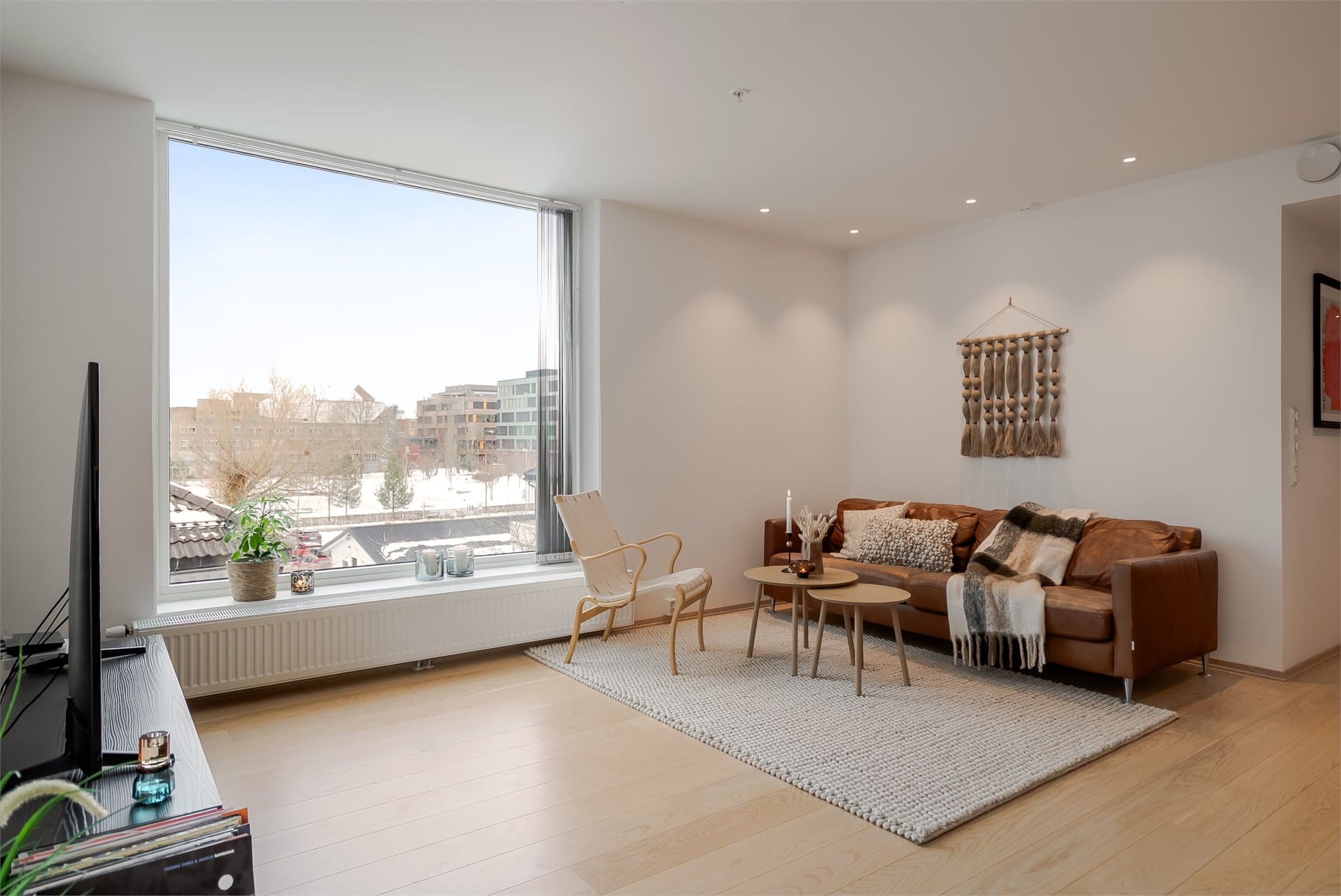 Med downlights i himlingen og store vindusflater får rommet et lyst og luftig uttrykk.