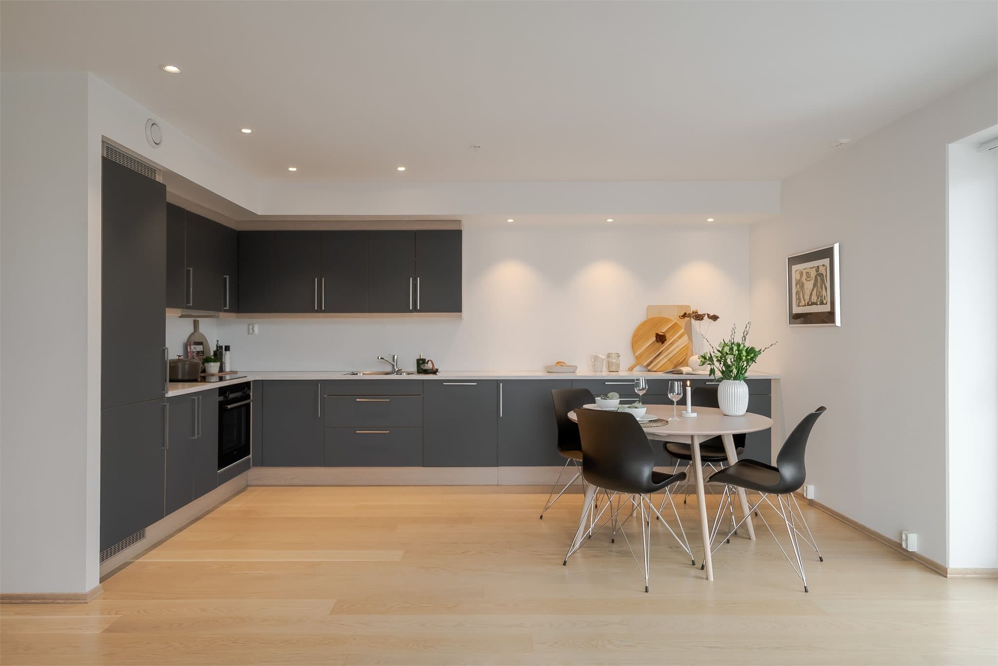 Her får man et stort og flott kjøkken i L-form, som gir rikelig med benkeplass og gode arbeidsforhold.