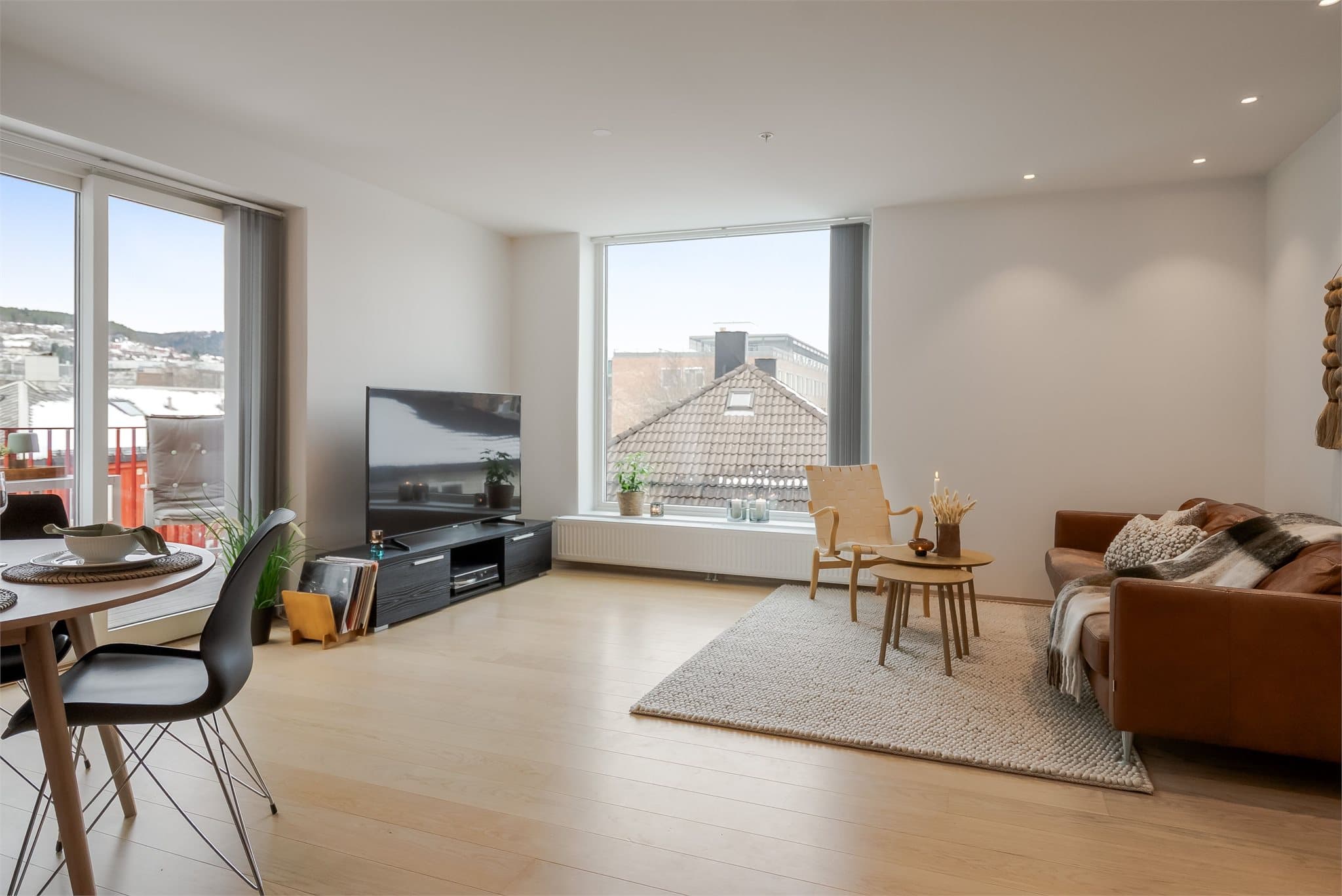 Store vindusflater og hjørnebeliggenhet sørger for rikelig med naturlig lysinnslipp som skaper en behagelig romfølelse.