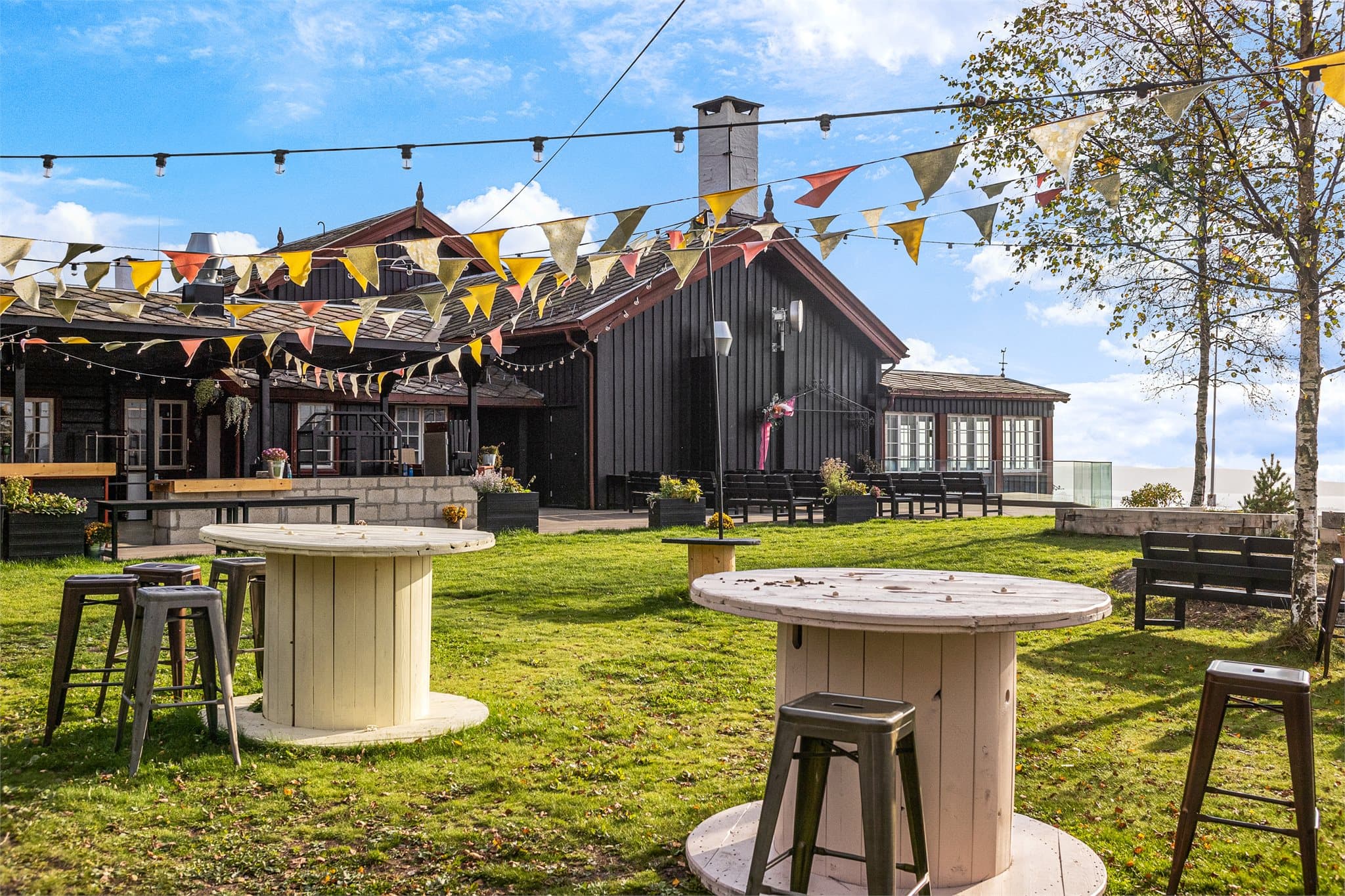 Grefsenkollen er et populært mål i nærheten, med restaurant og arrangementer.