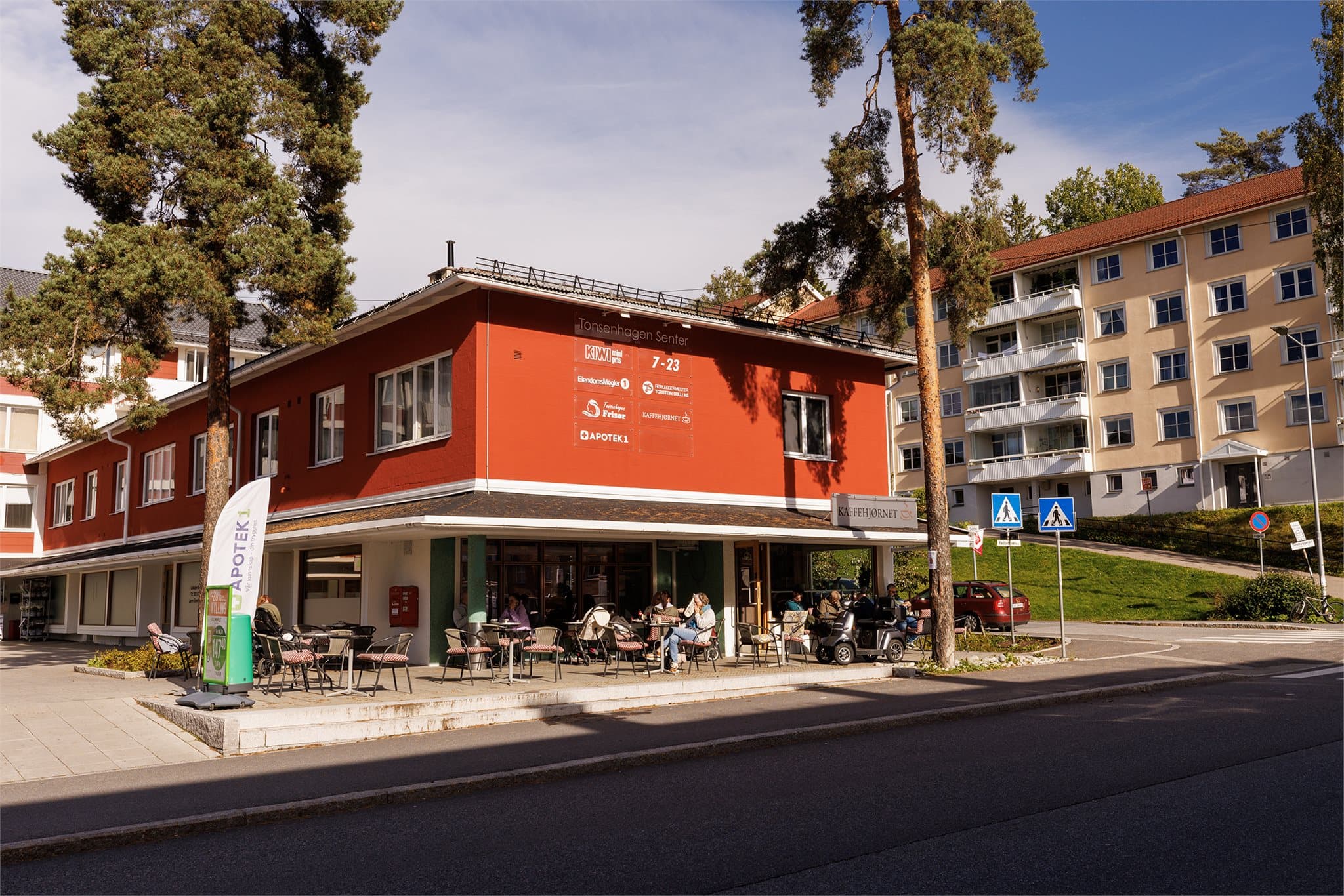 Tonsenhagen Torg ligger kun åtte minutters gange unna, med dagligvare og kaffebar.