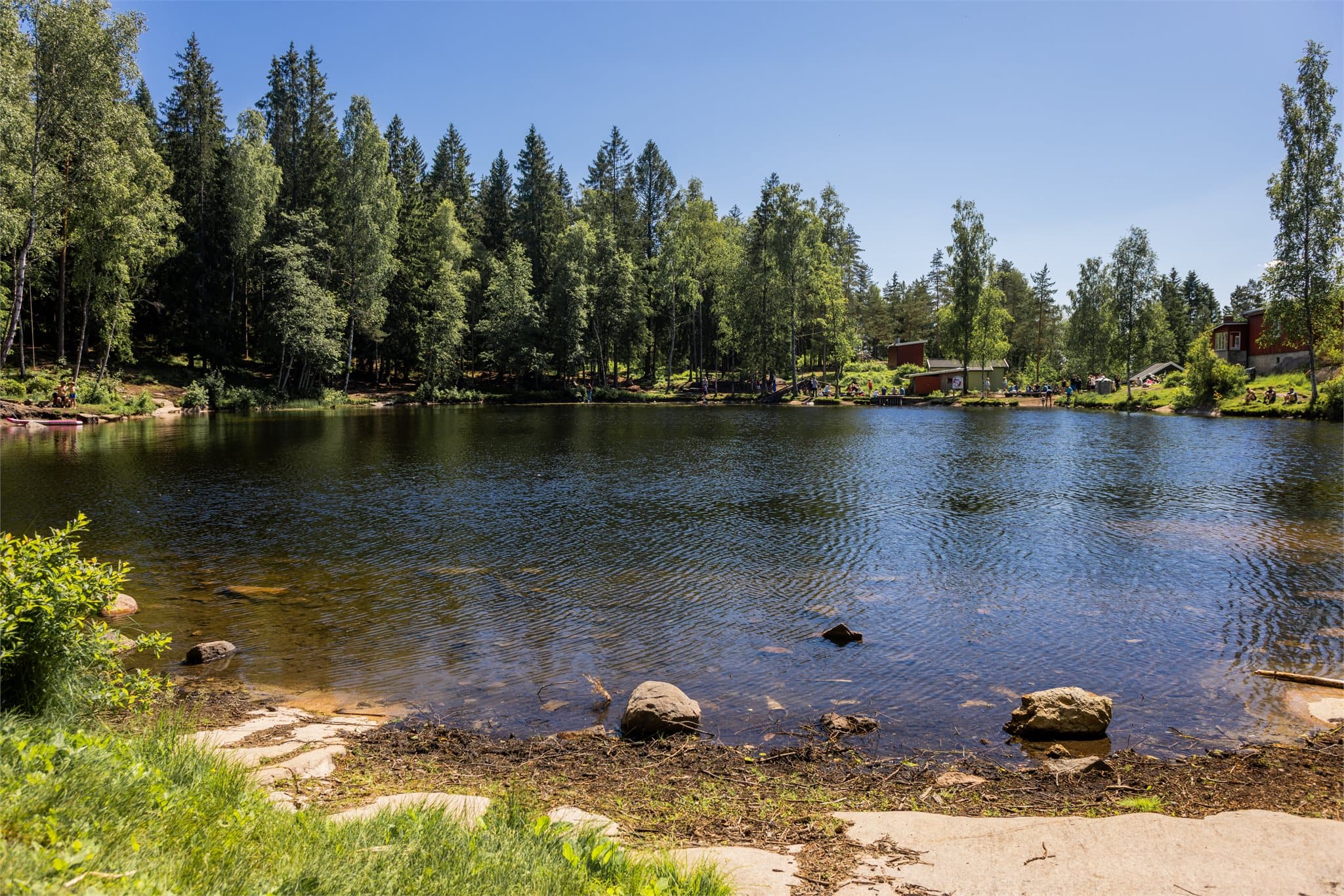 Sommerstid er det kort vei til forfriskende bad ved Isdammen og Badedammen.
