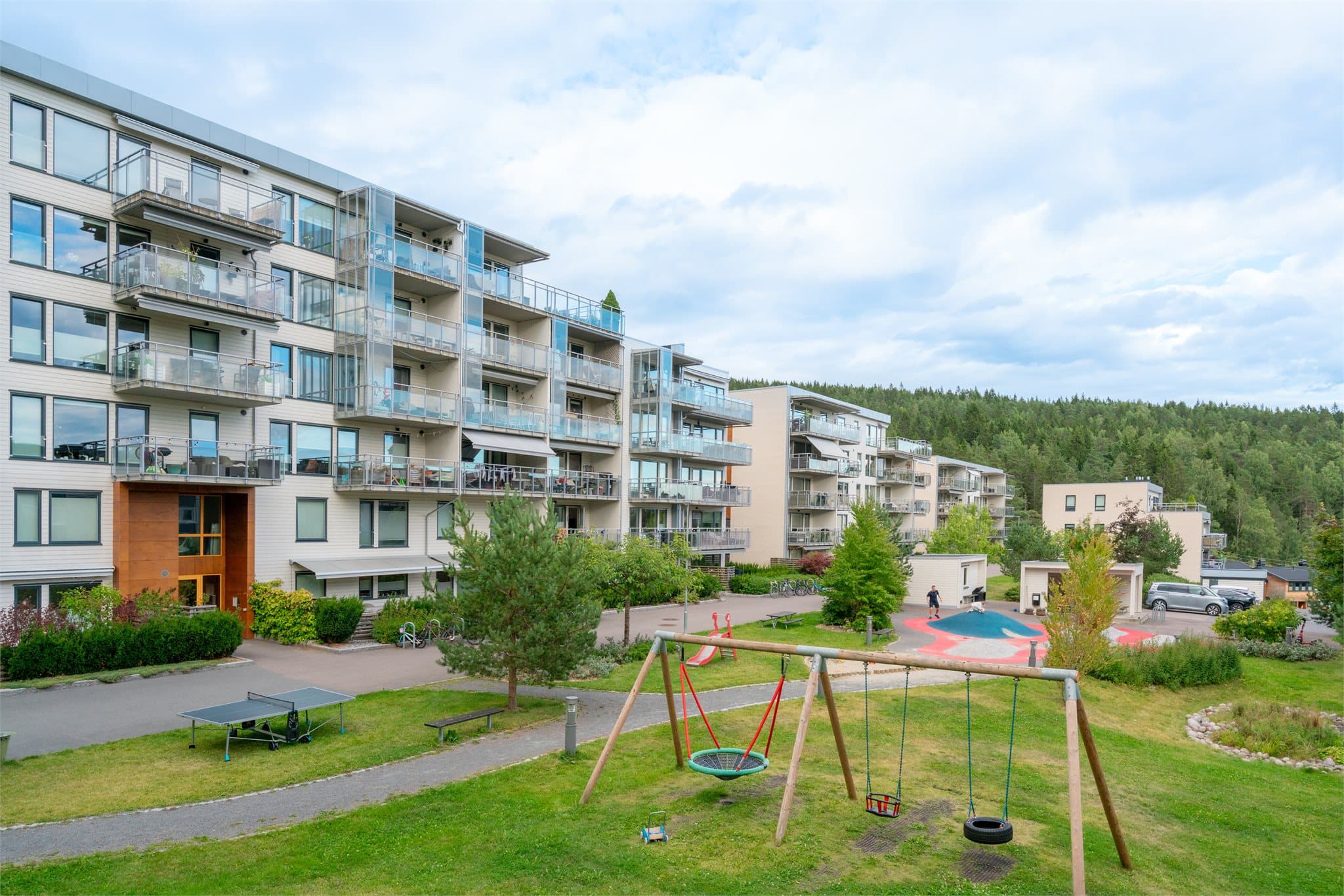 Kort vei til Tonsenhagen skole, barnehager, lekeplasser og et rikt aktivitetstilbud med blant annet skiløyper, Grefsenkleiva, Grefsenkollen og klatrepark.