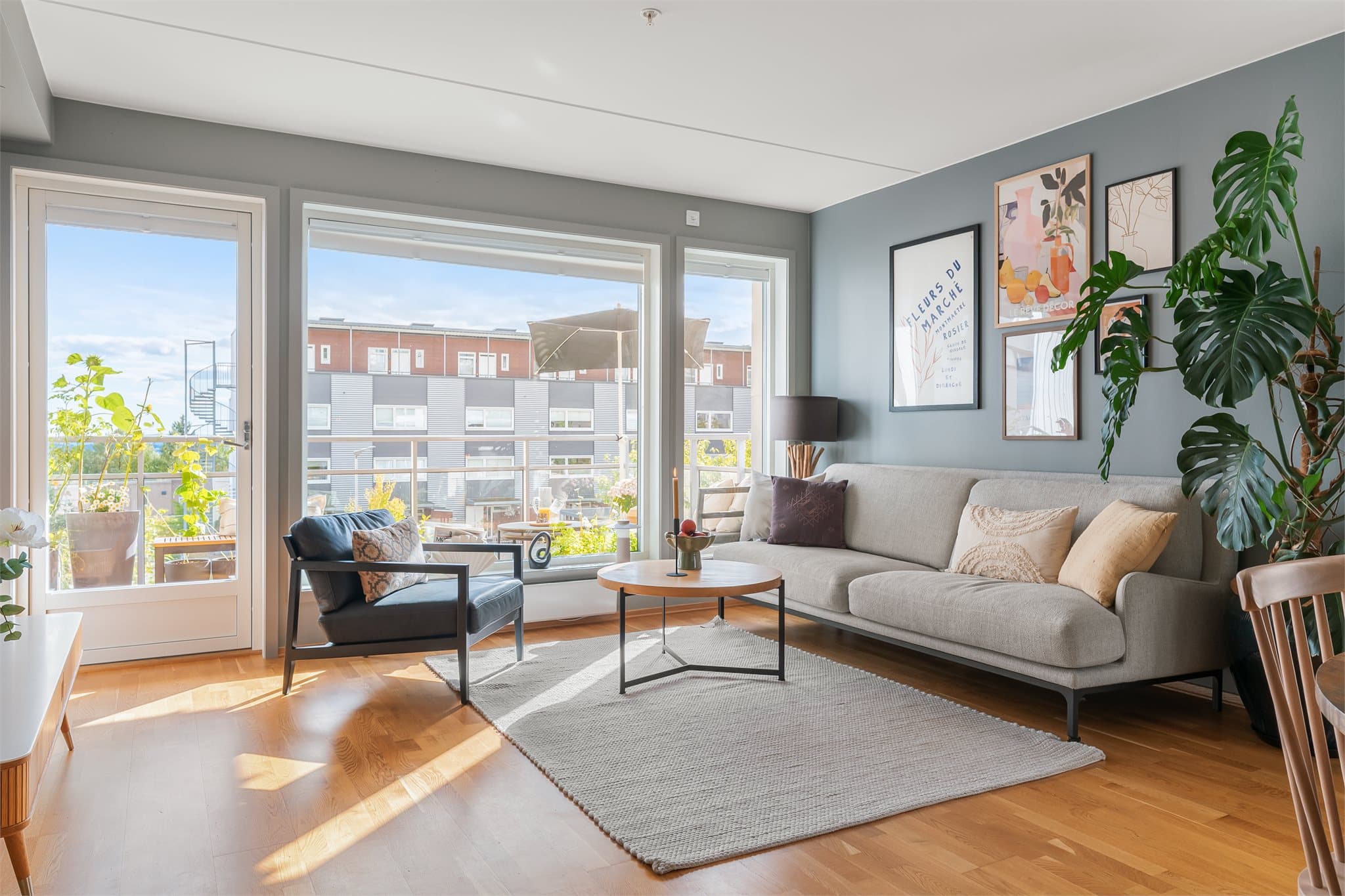 Boligen har eksepsjonelt god og romslig planløsning, så her har du god plass til sofa.