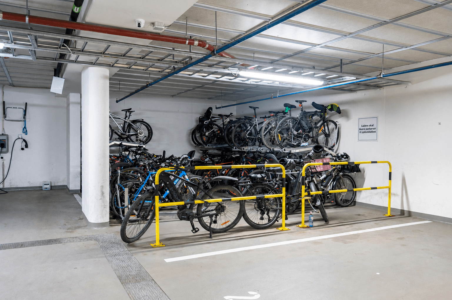 Sameiet har felles sykkelparkering i garasjeanlegget.