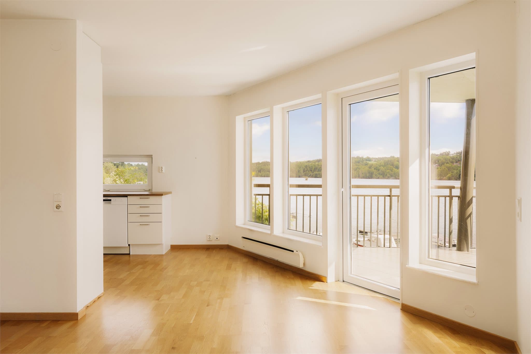 Stuen har god plass til både sofagruppe og spisestue, i naturlig tilknytning til kjøkkenet, samt mulighet for en hyggelig lesekrok eller lignende.