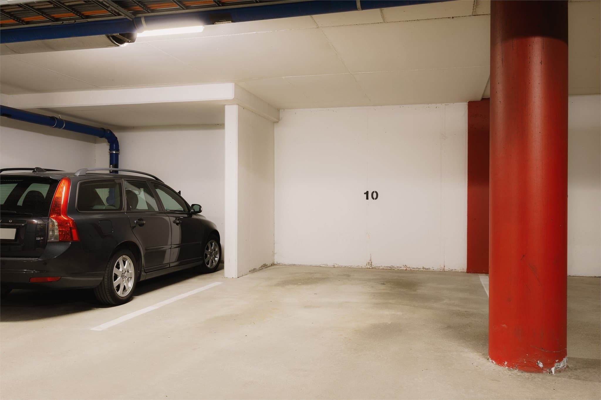 Leiligheten disponerer en garasjeplass. Fra garasjen er det heis til leilighetsplan. Leiligheten disponerer også en kjellerbod.