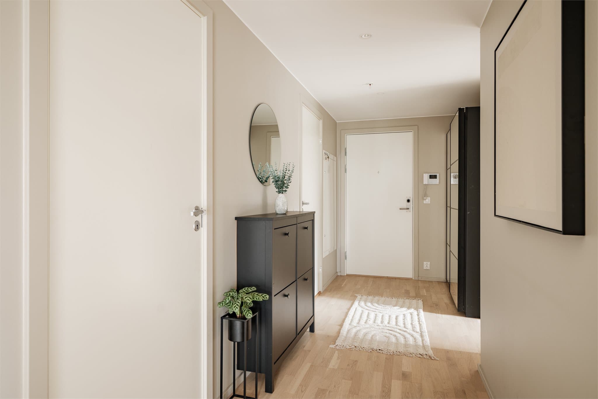 Lys og innbydende entrè med garderobeskap og ellers god plass til oppbevaring av sko og yttertøy.